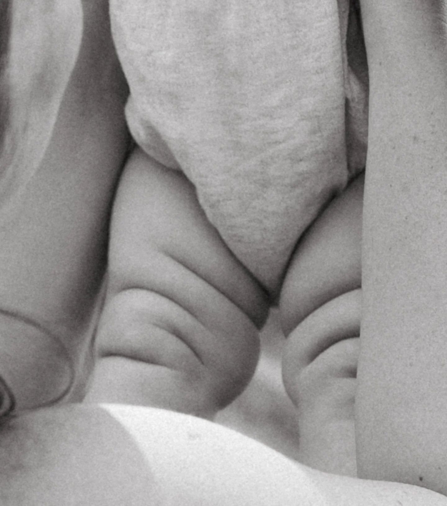 As you watch your little one grow, I remind you just how precious each moment is. From tiny giggles to those cutie patootie rolls,  sweet sleepy cuddles, I want to capture every fleeting second for you, even if its just in a short 15 minute mini (whi