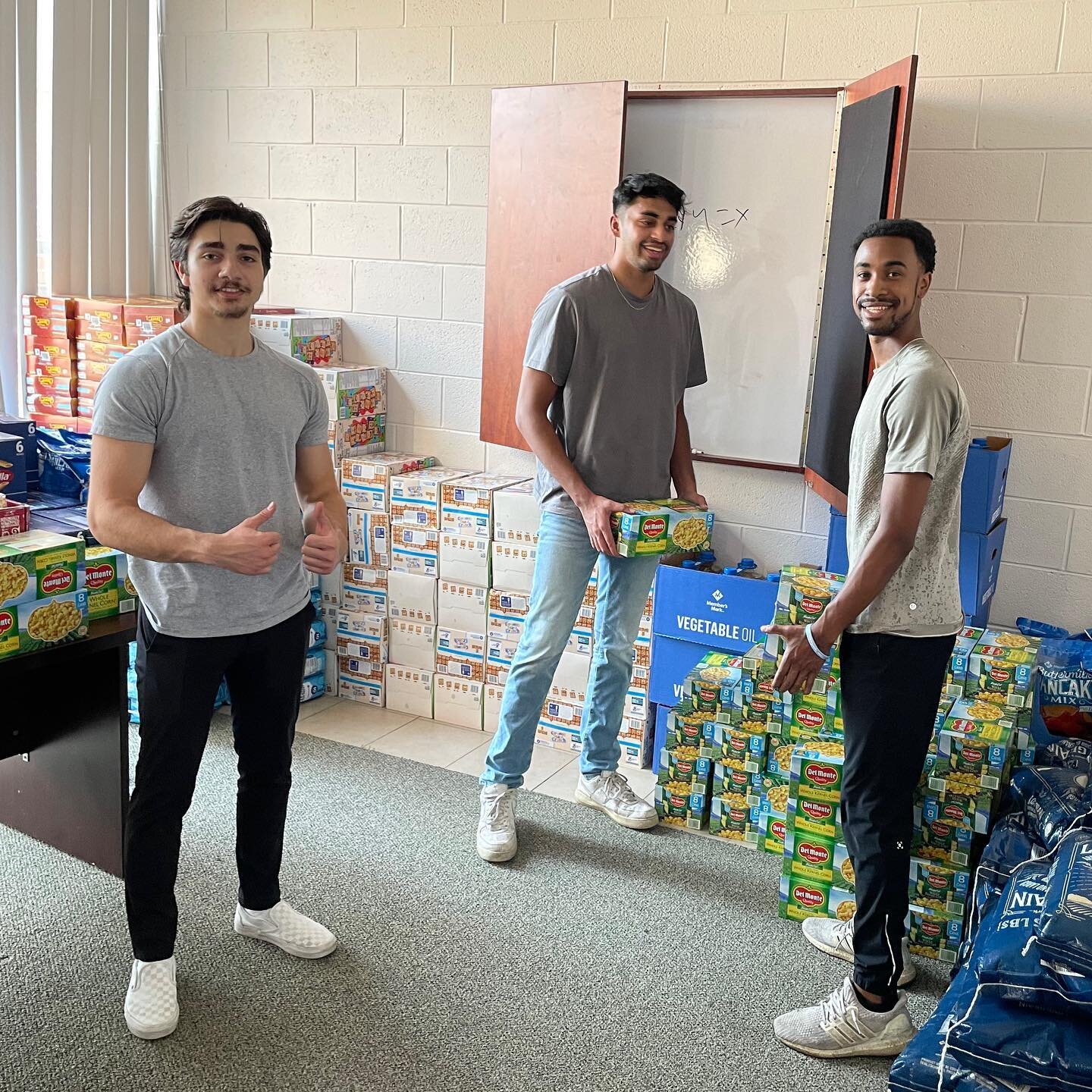 A few of our brothers volunteered their time in the annual Tawheed Center Ramadan Food Drive. They helped distribute over 10,000 pounds of food to 150+ families. Keep up the great work guys!