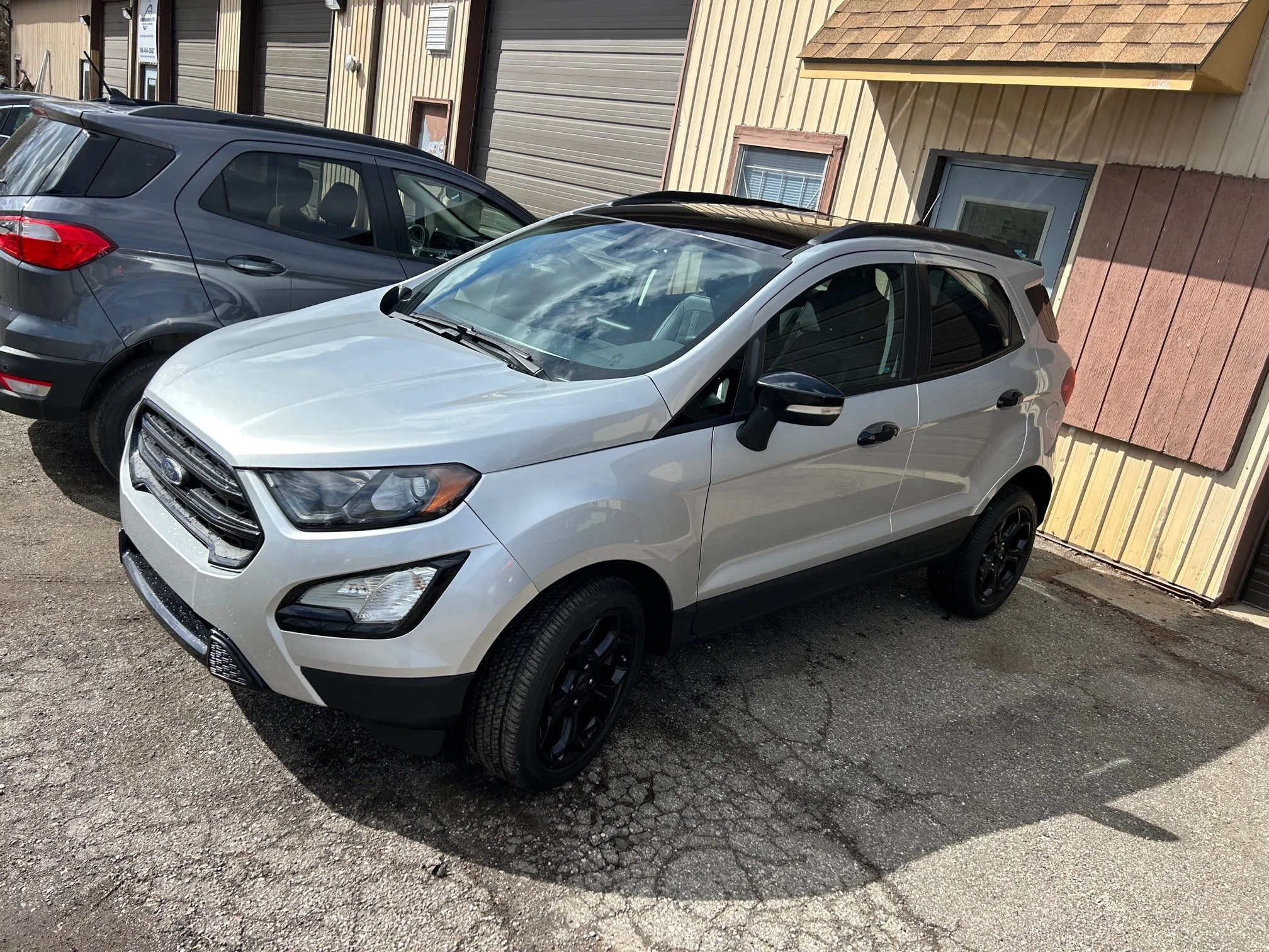 2021 ECOSPORT SES ONLY 33/24k miles. TOTALLY LOADED, 4 Wheel Drive, heated leather seats and heated steering wheel, sunroof.