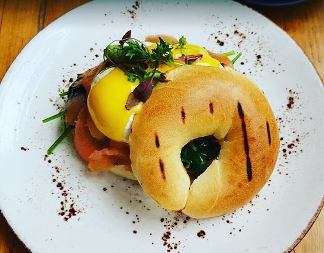 Beautiful Bagels 🥯 
Breakfast or brunch or pop in for lunch.
@padburys #perthisok #breakfast #brunch #lunch #weekenddinner #dinein #takeaway #bagel #fresh #baking #poachedeggs #hollandaise #bacon #guildford #swanvalley