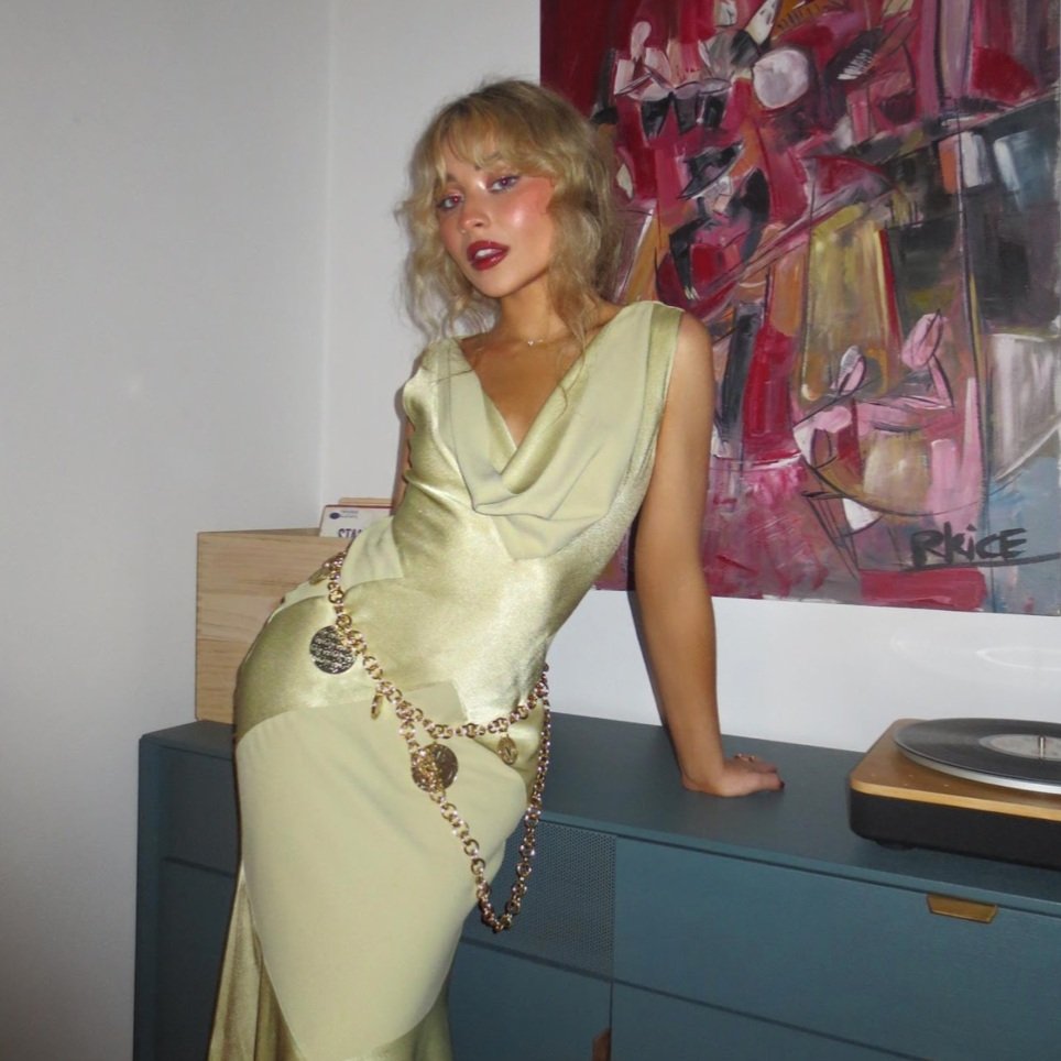  The New It Girl: A Spotlight on Sabrina Carpenter’s Style