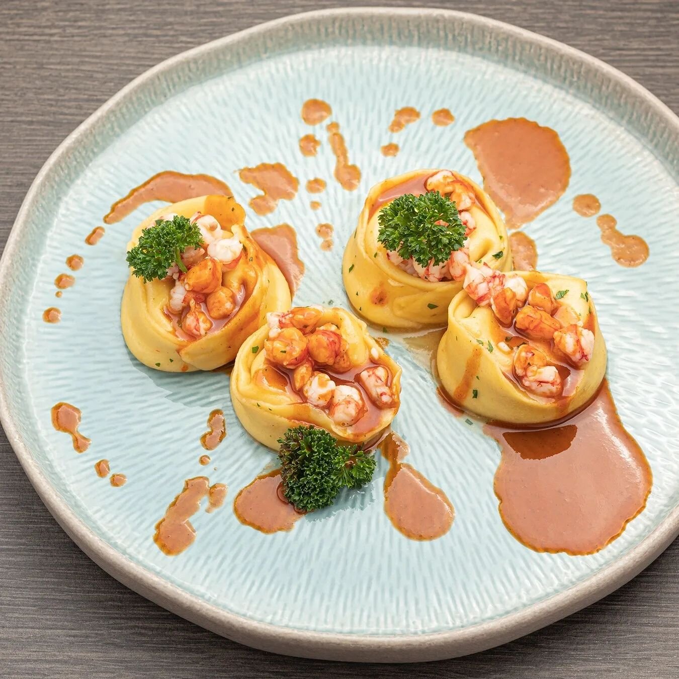 I Nostri Tortelli ripieni di stracciata di bufala, gamberi rossi e la loro essenza🦐
&bull;
Un nuovo primo piatto di pasta fresca tutto da gustare! 🍽️😍
&bull;
📎Vi ricordiamo che il 25 Aprile e il Primo Maggio saremo aperti regolarmente con Menu &a