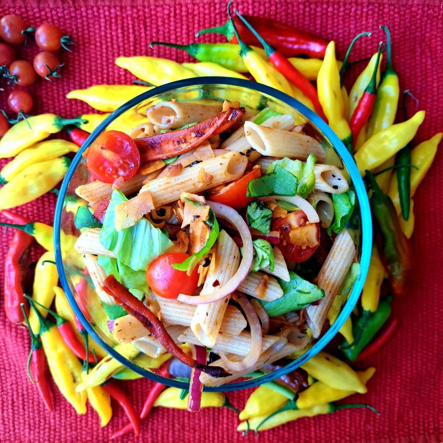 Something about pasta salads in the summer, it just really hits ✨️

🌿 I've been enjoying this BLT Pasta Salad, one of our meal prep meals this week. Gf @jovialfoods Pasta tossed with homegrown tomatoes, red onions, our housemade carrot bacon and coc