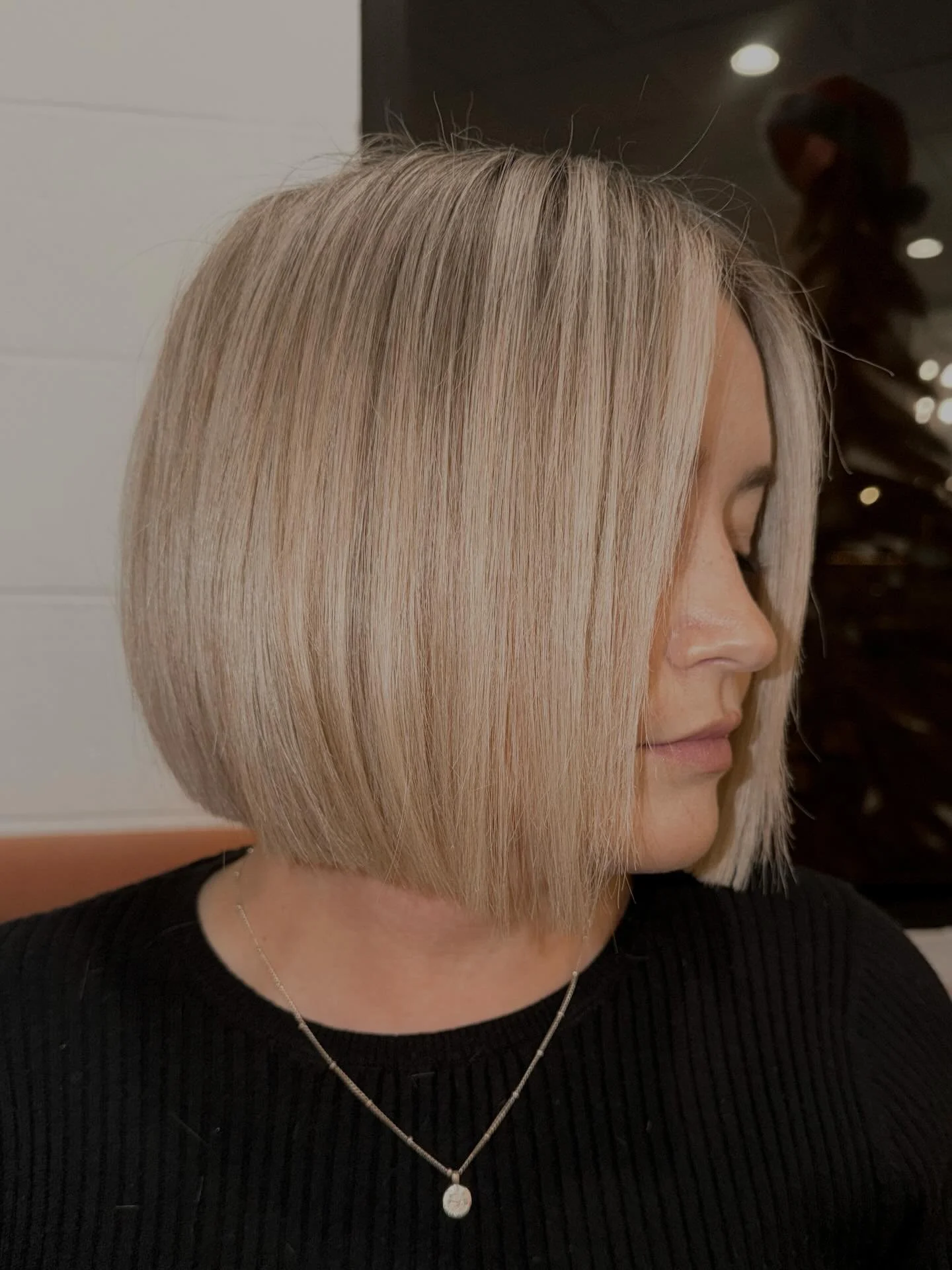 Precision cut + creamy blonde = instant refresh✨⚡️

We got the babe duo @zoe.nativemane coming in clutch with a full foil using @randcolor and a blunt bobbie by the magical cut artist @linnny.nativemane 🤌🏼 flying home from CALI ✈️ NC we love seeing