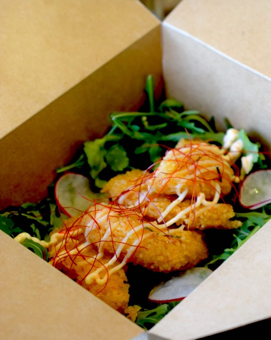 NEW APPY!! 🥳 🚨

CRISPY RICE CAKE SALAD &mdash; fried rice cakes with a curry mayo, served with an arugula salad. Available on @ubereats @doordash @skipthedishes and online orders! 🥡