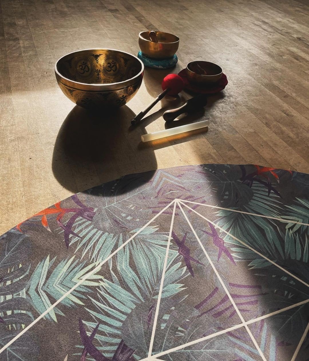Sunday sounds that are music to our ears&hellip; 🎶⁠
⁠
Take a moment to relax on a Tropical paradise (our Tropic mat), in the sunshine (imagined will do), listening to the calming rhythm of the sound bowls 🧘 It&rsquo;s a vibe! ⁠
⁠
📸: @elliecollins.