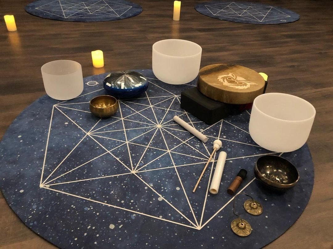 Shooting for the stars and singing their praises ✨⁠
⁠
We are made of stardust, and our yoga practice reminds us to shine from within. Every breath is a connection to the universe, a flow of energy, an exchange of light.⁠
⁠
@lunascurayoga with a selec