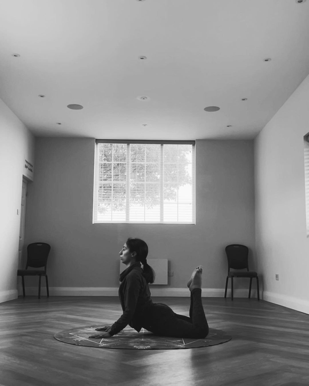 Midweek calm amongst the chaos, always better on our round yoga mat 🙏⁠
⁠
Did you know that circles have a beneficial effect on our mind? Beyond fulfilling a symbol of completeness, they can help create a peaceful and calming environment around us. F