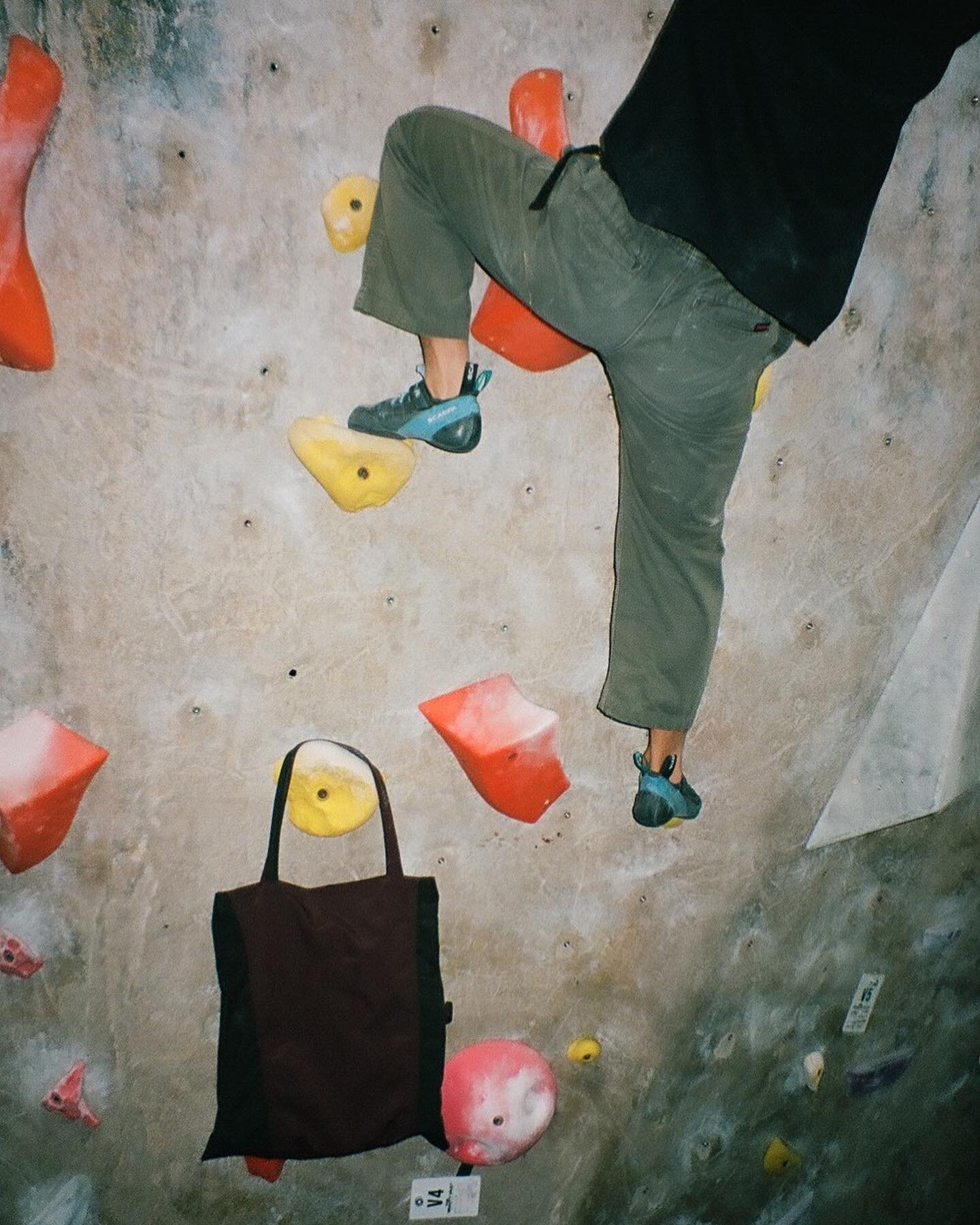 Made a tote bag from a jacket @jimmy_alderisio gave me a couple months ago. Brought it to the climbing gym and put it on a couple plastic rocks. This thing withstands all elements !! Holy cow!! Going to make a couple more totes leading up to the NYC 