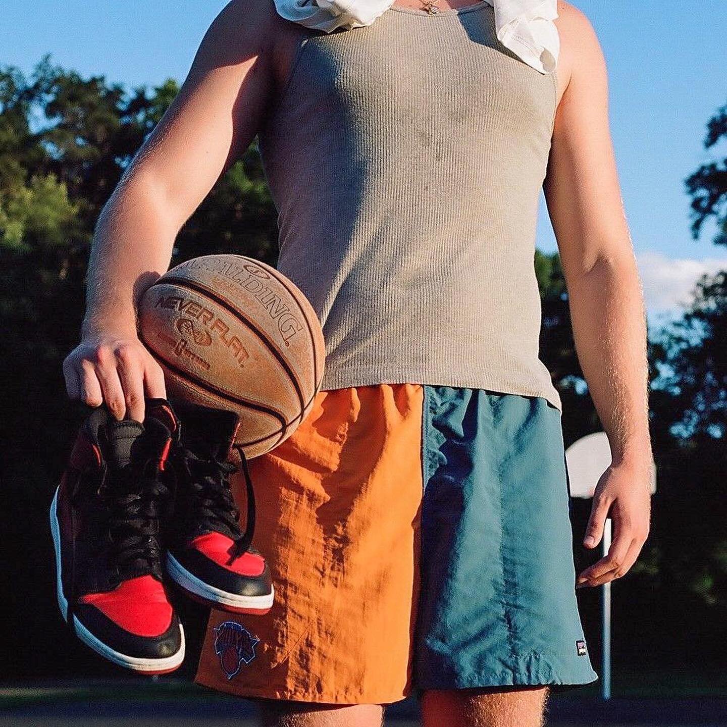 Middle seam split, knicks logo sewed on 🧵 nyc shorts shawty 🩳