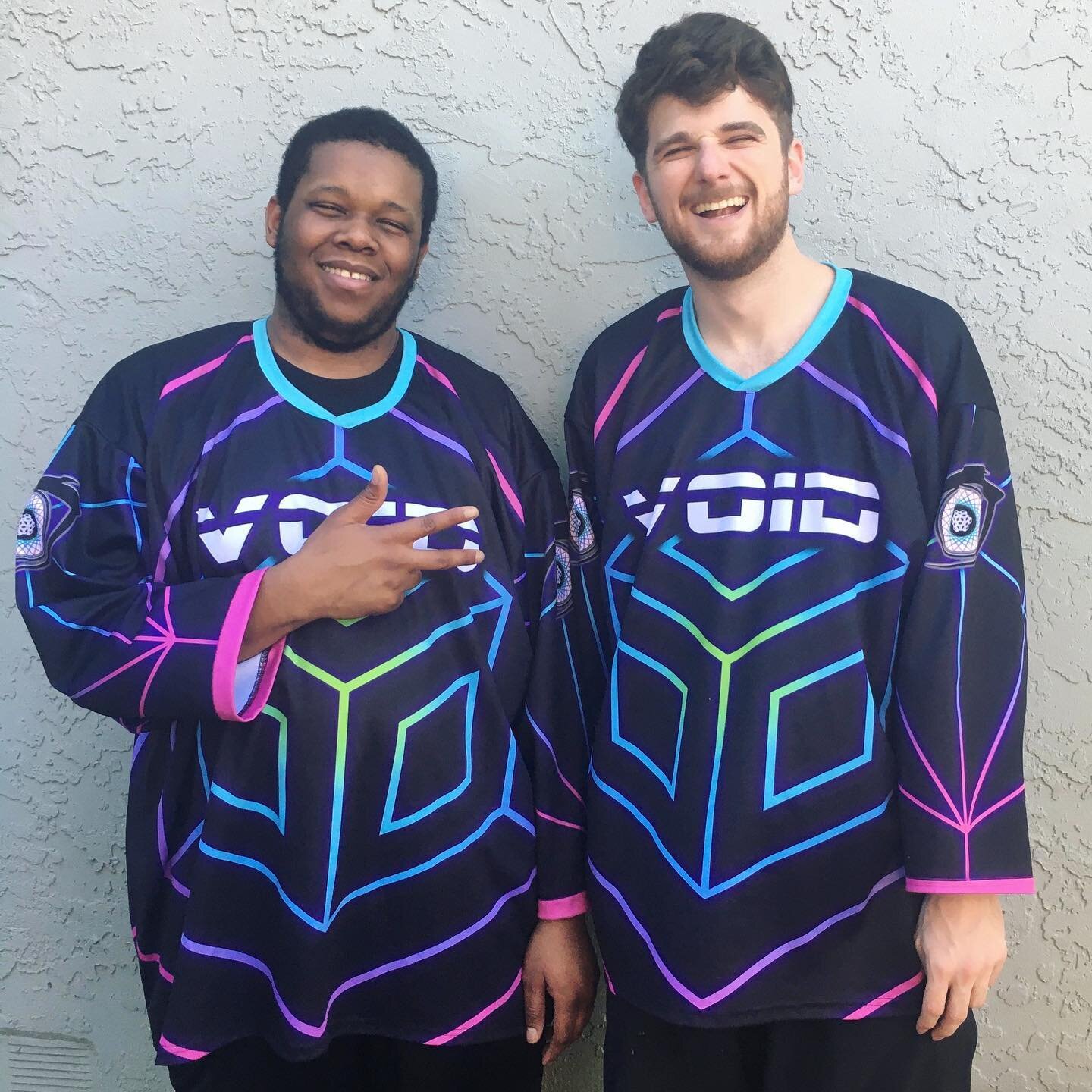 ♾
.
⚫️👁 V O I D 👁⚫️
~~~~~~~~~~~~~
Custom Team Apparel by SCG
(Design NFS, sorry!)
.
What better way to represent the &lsquo;Visions of Intricate Designs&rsquo; gloving team than with an intricate design! We combined their team logo and colors with 