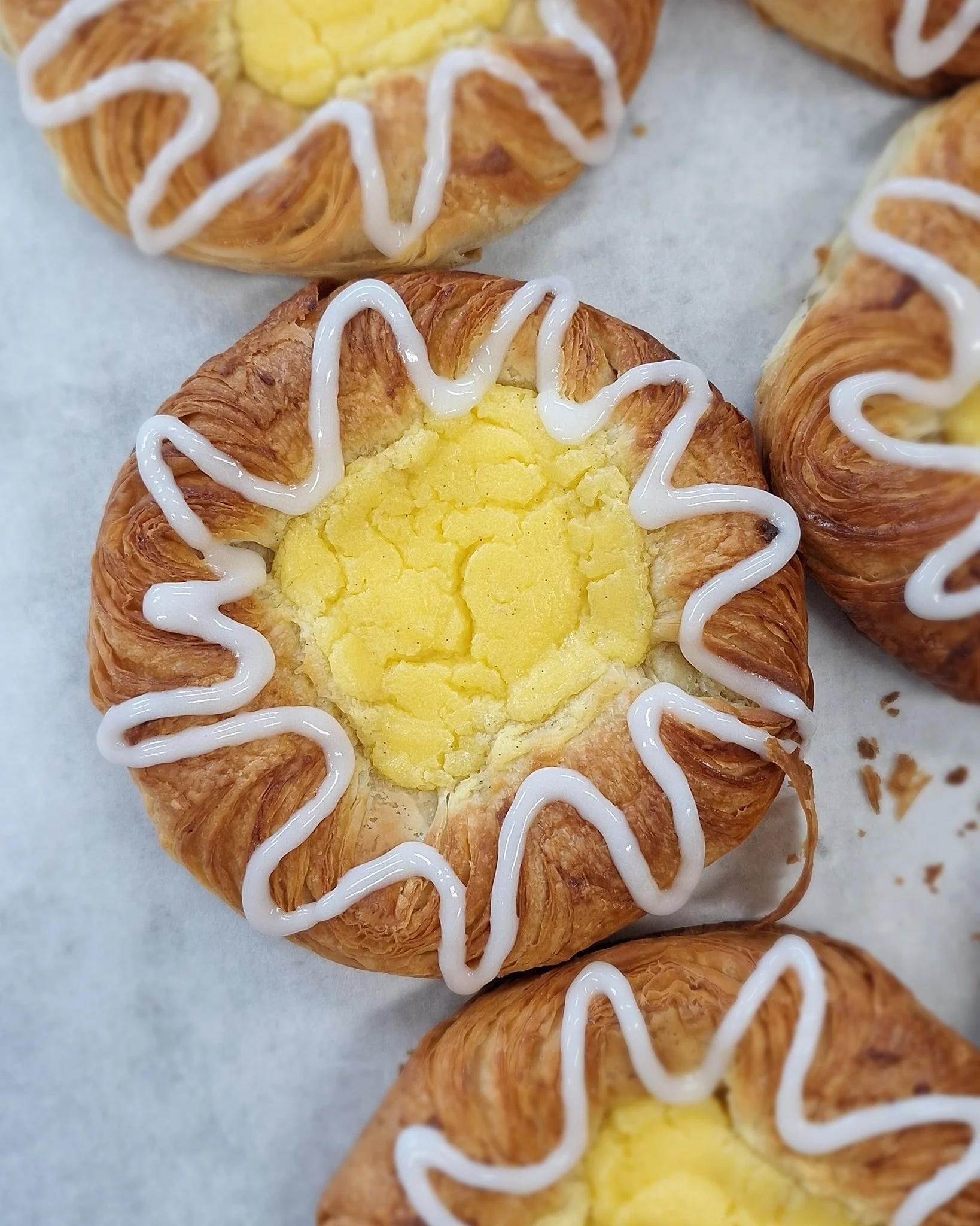 Velkommen til &aring;pent bakeri idag 🌞
 kl.14 til 17.

YES! Vi har sett sola opp&aring; &Oslash;verland i det siste, og da blir vi ekstra glad 🌞🌞

S&aring; her er masse godt br&oslash;d og mange sorter s&oslash;tbakst😋✨️