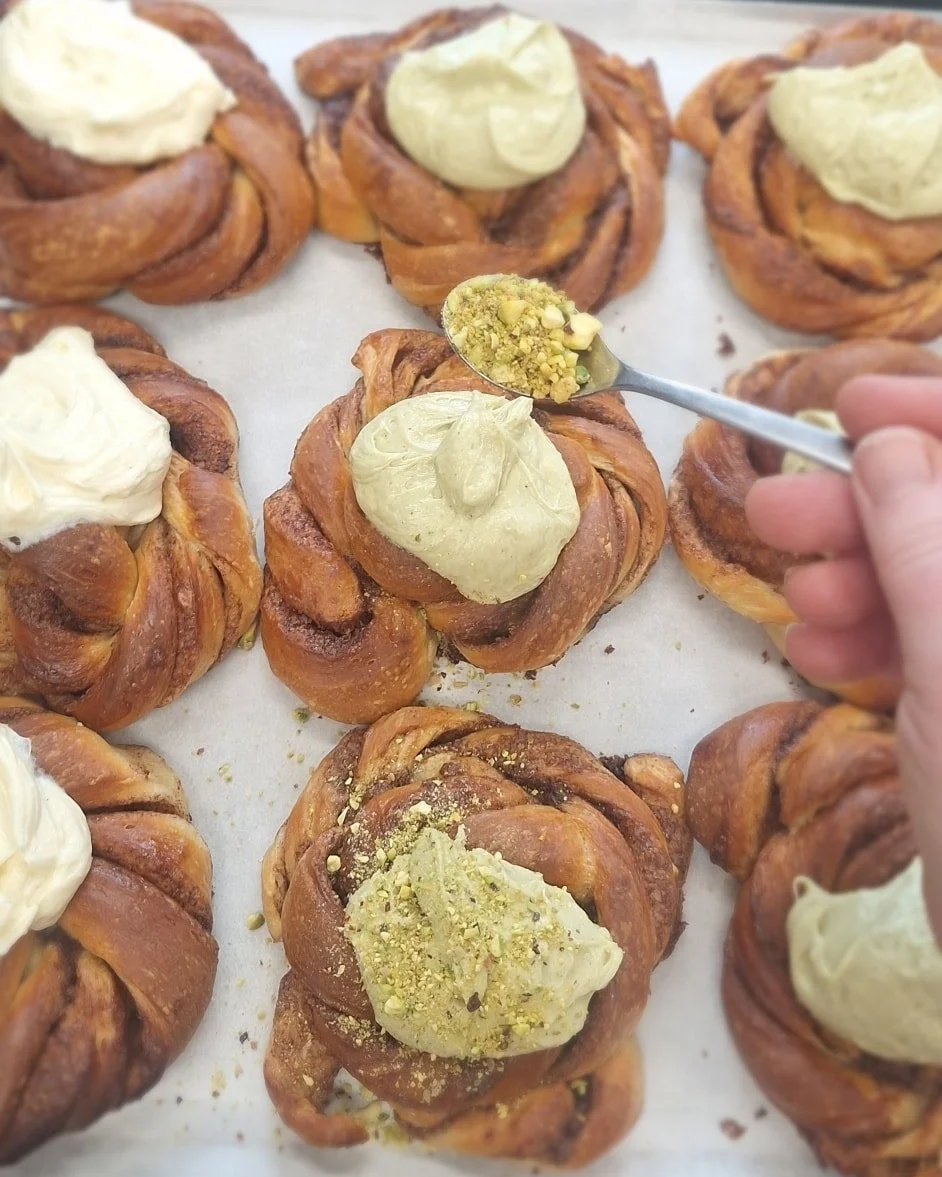 Velkommen til &aring;pent bakeri idag,  kl.14 til 17🌞🌞

Vi har 4 sorter br&oslash;d, og masse forskjellig s&oslash;tbakst ✨️👏✨️👏

Velkommen 🌞