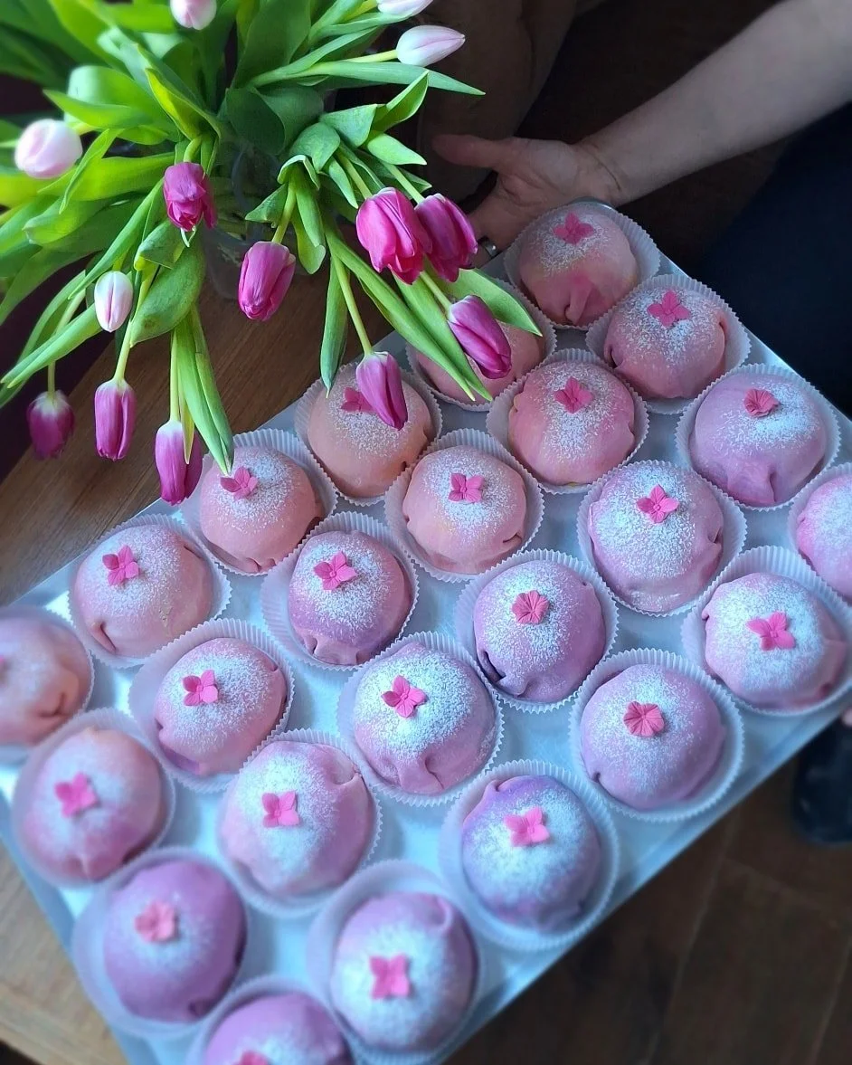 Alts&aring;!! 🤩 sjekk de herlige  morsdagskakene, som en vakker solnedgang 💛🧡🩷💜 

*Fyllt med bringeb&aelig;r og vaniljekrem 😋

Vi &aring;pner kl.14 p&aring; l&oslash;rdag, velkommen !