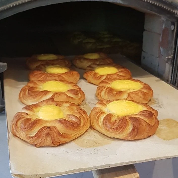 &Aring;pent bakeri l&oslash;rdag 31.januar 

Vi har hatt en liten pause i wienerdeig- laging ei stund n&aring;. Men n&aring; er det p&aring; tide 😄 s&aring; p&aring; l&oslash;rdag vil du finne et variert utvalg wienerbakst 👏 

Bestilling kan ogs&ar