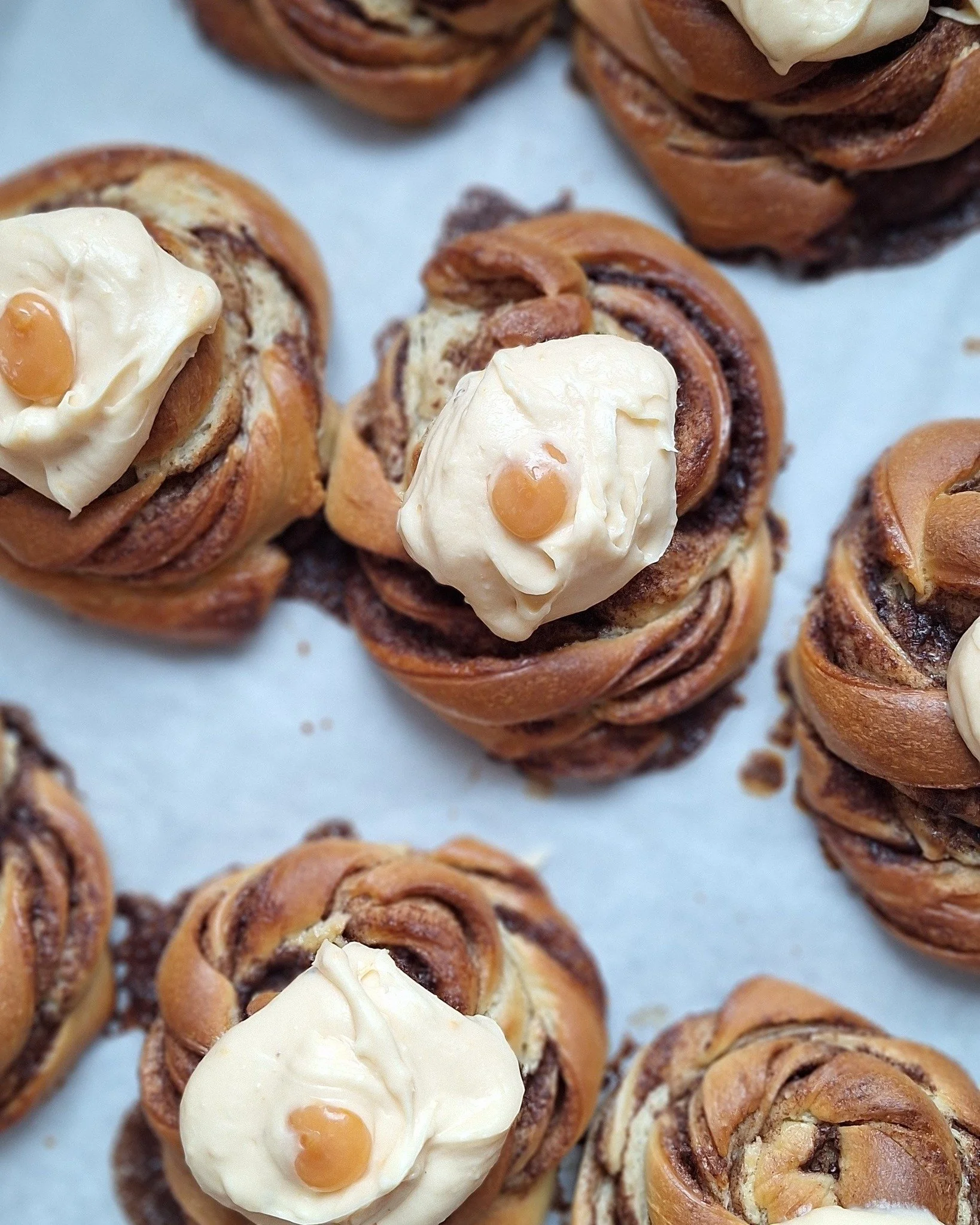 Velkommen til &aring;pent bakeri idag
 kl.14 til 17🐣🐣🐣🐣

Vi har laget 2 p&aring;skeedition boller: skolebolle m/appelsinglasur og appelsinkokos + en kvikklunsj p&aring; toppen 🐥👌
. Kanelknute m/appelsinglasur og appelsincurd ✨️🐣

Og ...Vi har 