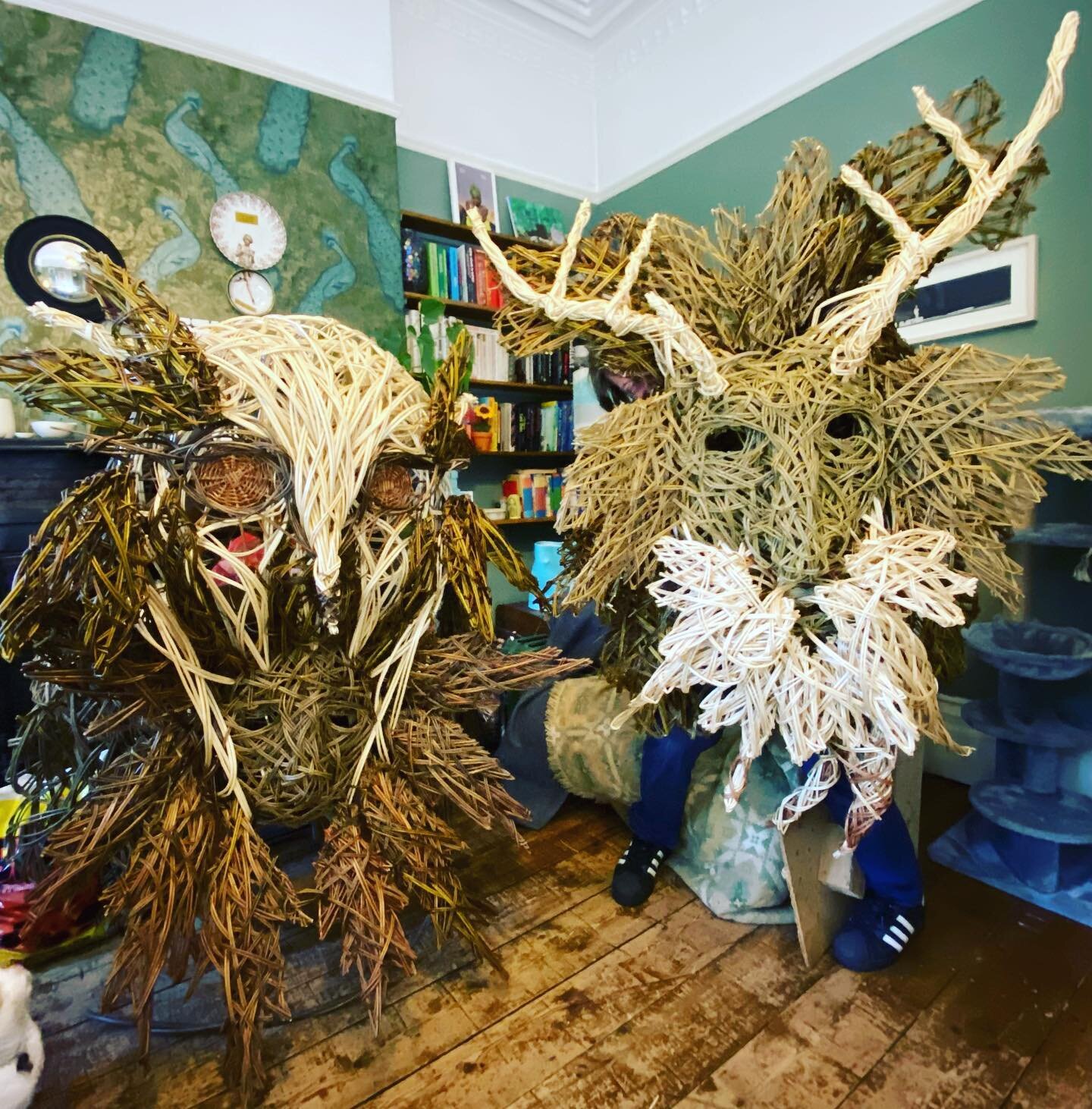 Something VERY odd is going on in my sitting room! 😳
#willowsculpture #willoweaving #willowmysticalheads #pagan #greenman