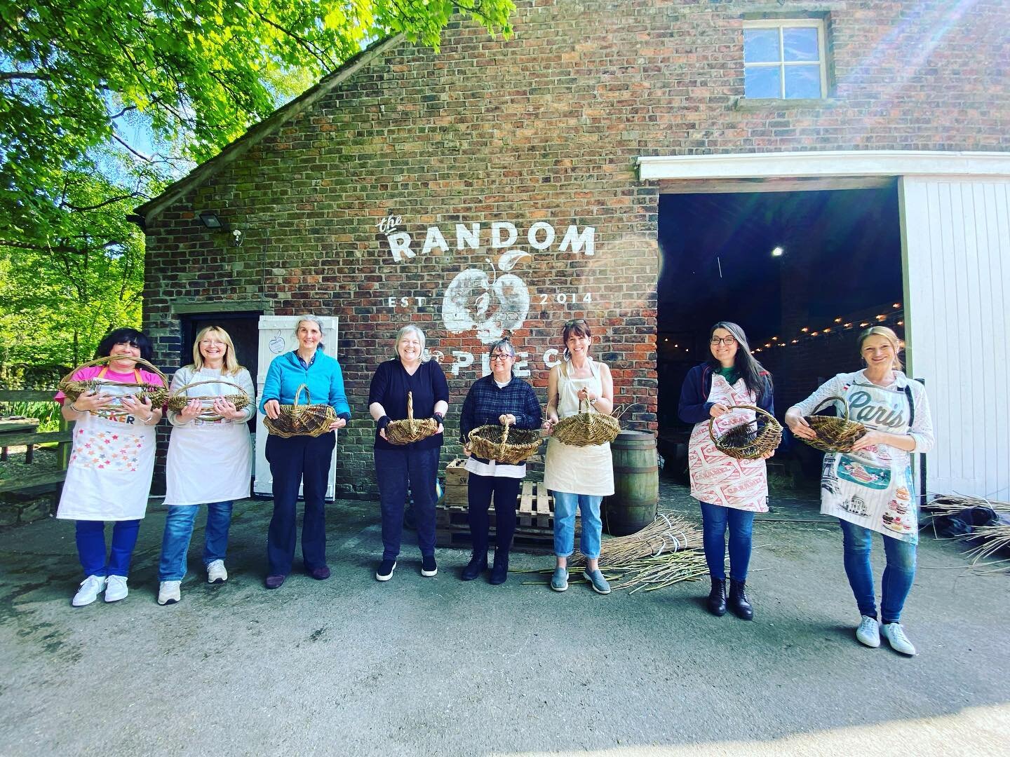 Such a gorgeous relaxing day yesterday @therandomapplecompany teaching baskets to this lovely lot. 
#basketmaking #willowbaskets #willowframebasket #willowweaving #willowweavingworkshop