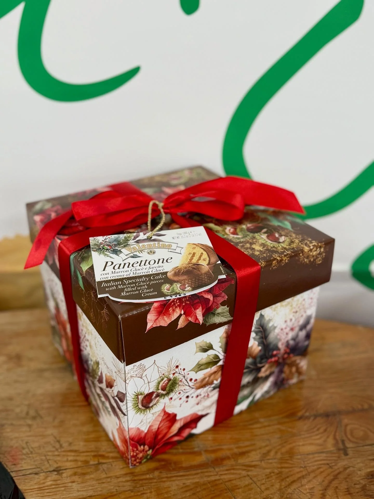 Der Duft von Weihnachten in jeder Scheibe: Unser Valentino Panettone ist ab sofort online erh&auml;ltlich. 🎄🍞
Hol dir italienische Feststimmung nach Hause!
.
.
.
.
#panettone #valentino #online #schweiz