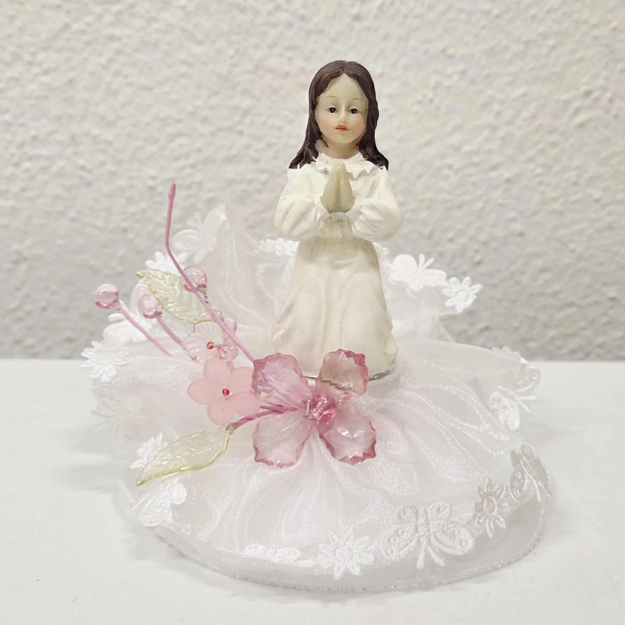 Tortenfigur Heilige Kommunion Mädchen kniend dunkles Haar