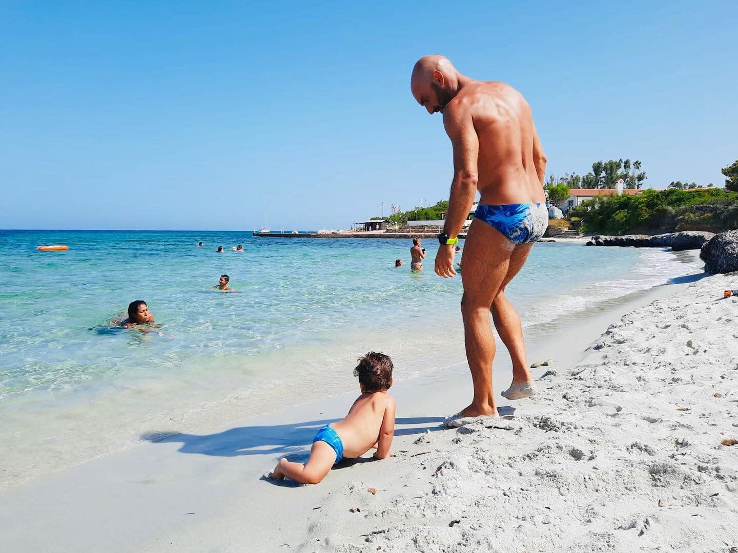 There is no need to go too far to find a crystal spot. Here is a shot of our closest beach&hellip;just 5 min walking from @sardegna_villa_minda and you won&rsquo;t find a crowd of tourists waiting for you. Covid free for sure👍
#sardegna #santeodoro 