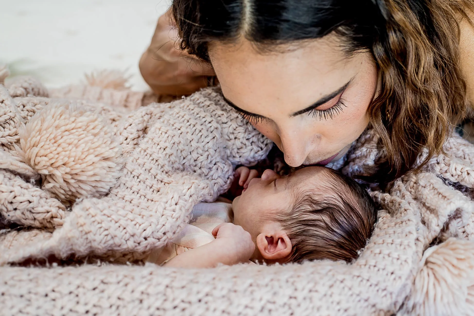 Photographie de Naissance à Domicile à Lyon et Villeurbanne : Immortaliser des Moments Uniques de la naissance de votre bébé 