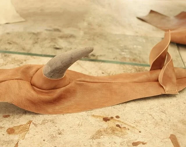 N&aelig;sehornet Osvald fik sig en lang n&aelig;se 👃

#m&oslash;belpolstring #polstring #moebel #tapetserer #danskh&aring;ndv&aelig;rk #danskhaandvaerk #boligmontering #bolig #homeinterior #upholstery #h&aring;ndv&aelig;rk #stol #sofa #ompolstring #