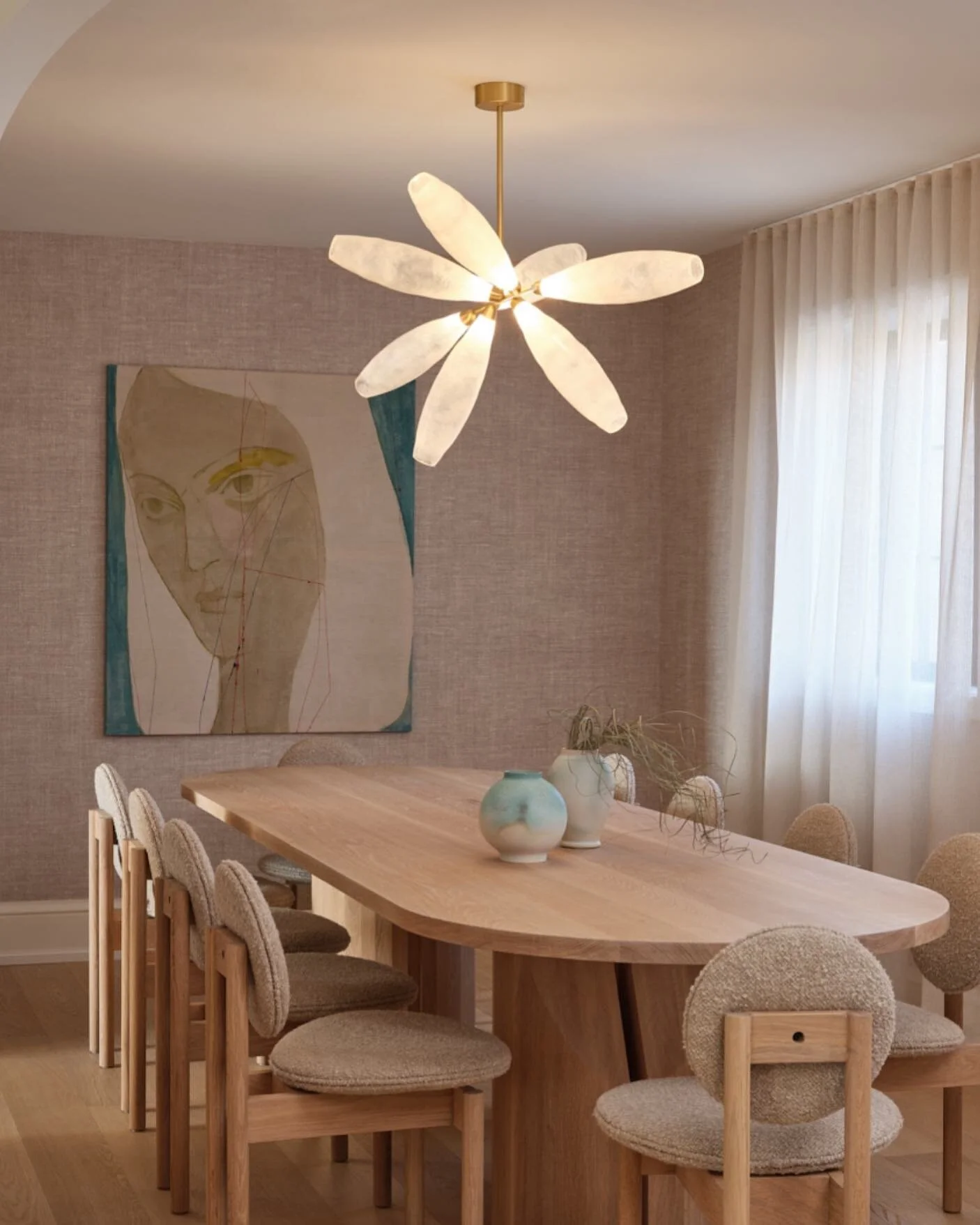 It takes so many small choices to build a room. I love the layers of texture in a Project Riversides dining space more and more every time I look at it. 🤍 
Thank you to @maryratcliffestudio and @atelier.arking for the gorgeous custom furniture