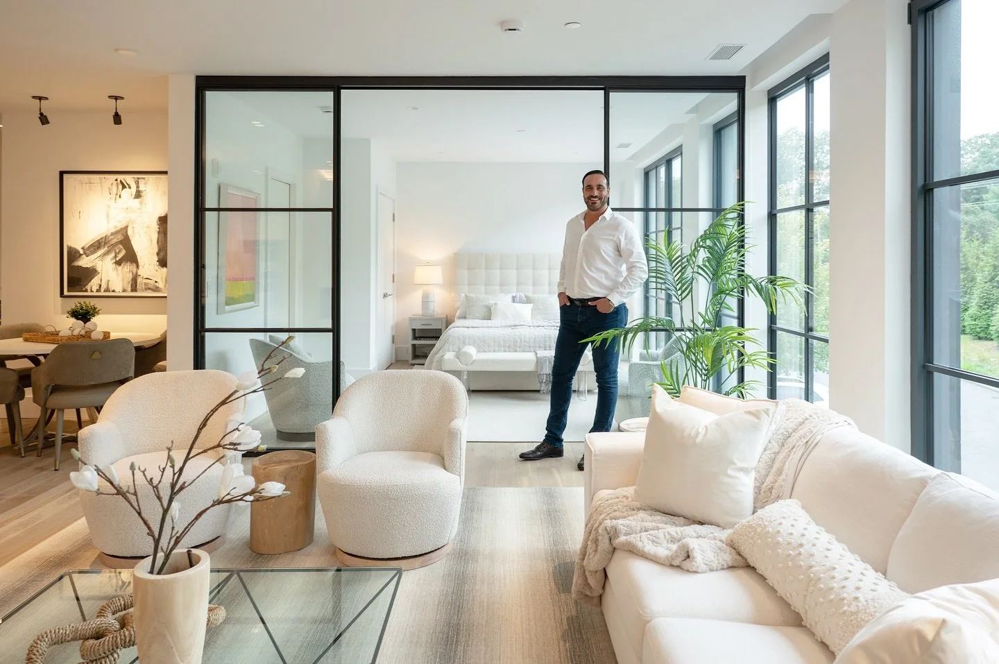 Geoff at The Mill at Westport &mdash; bringing his signature vision to every detail. This fully staged apartment reflects the modern, turnkey lifestyle buyers are looking for in Westport.

📍 Westport, CT &mdash; luxury staging designed to sell.

Rea