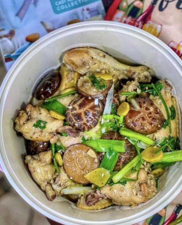 We're inspired to cook up some delicious braised chicken drumsticks 🍗 and wings. @tastynybites used our chicken along with #mushrooms , #scallions , and #ginger to create this unique and healthy dish. 

Link in bio to order our all-natural, premium 