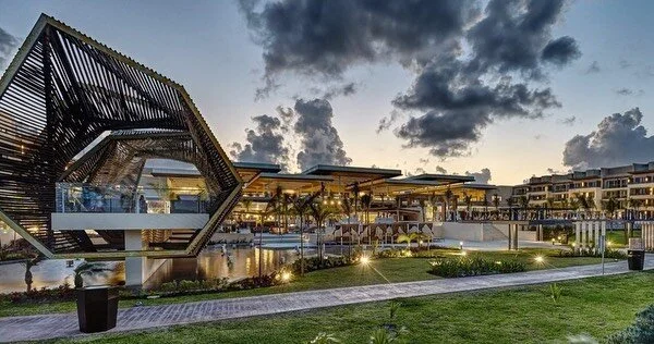 Dreaming of your next destination? Look no further! Today's Daily Deal is the Royalton Riviera Cancun Resort &amp; Spa!
⠀
All-Inclusive rates starting from $156 (including taxes) per night vs $238 on Expedia. All rates are current at time of posting 