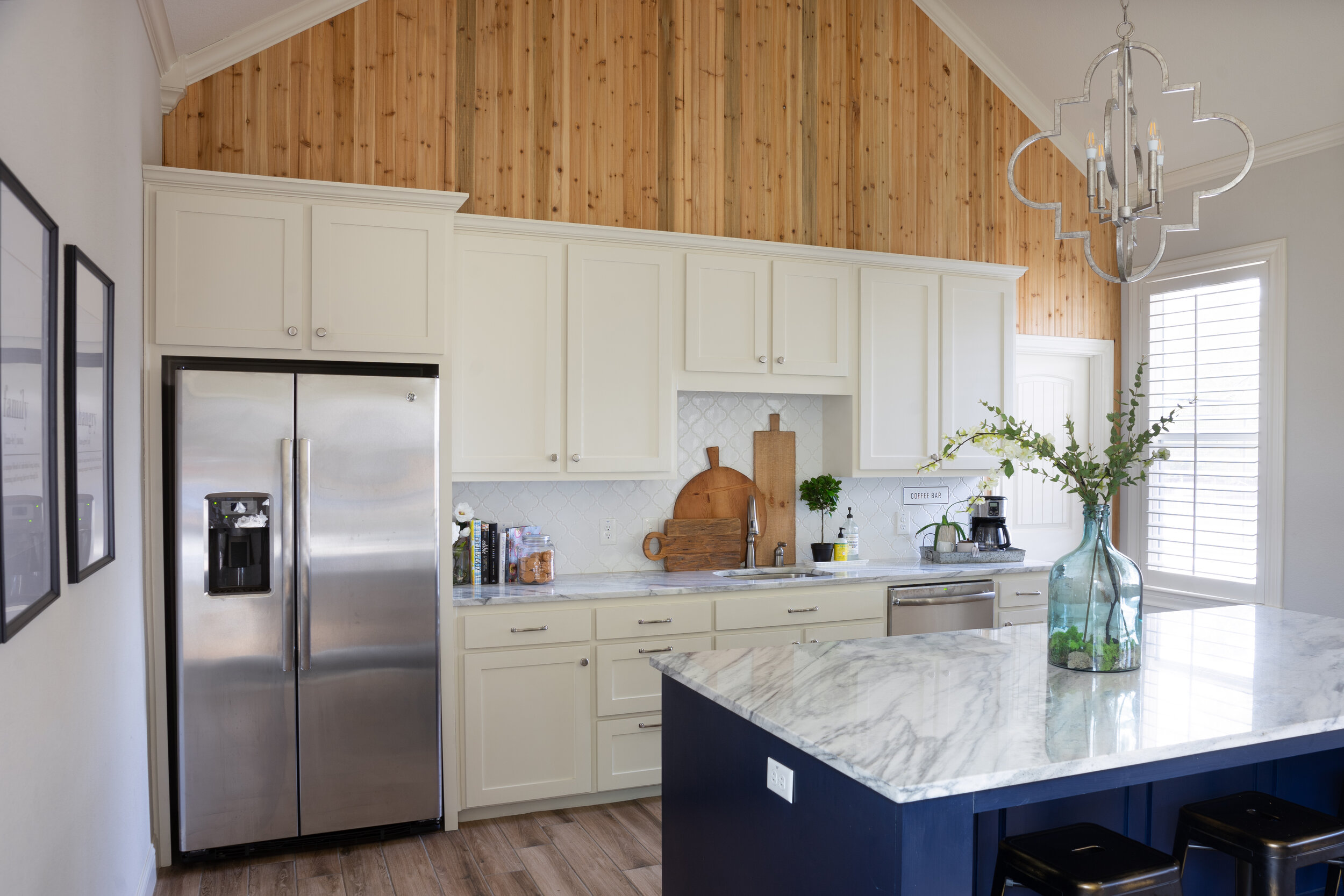 HickmanS_LynaeWood_WilsonPoolhouse_Kitchen+woodwall+++.jpg