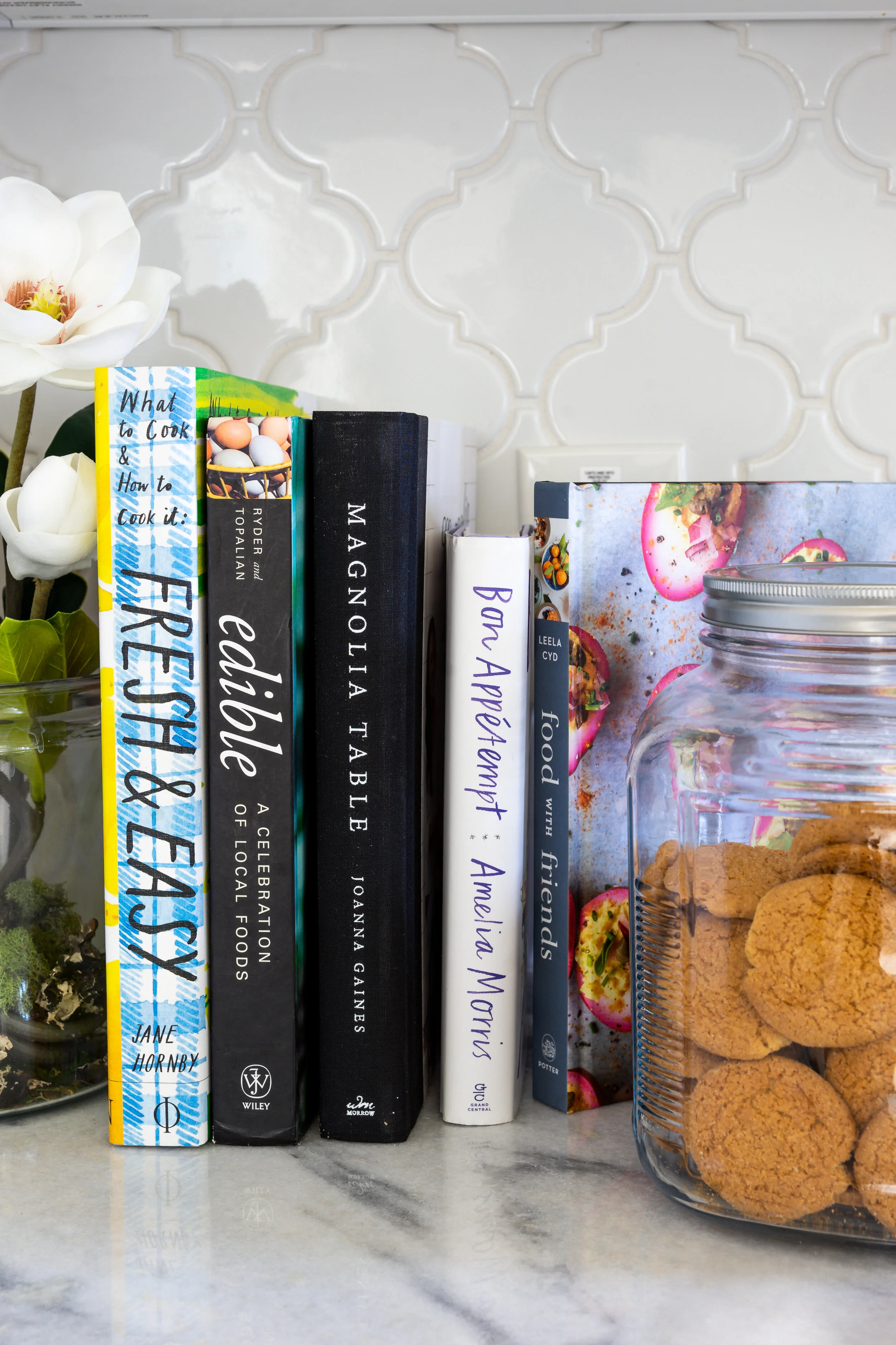 HickmanS_LynaeWood_WilsonPoolhouse_KitchenDetail+cookbooks.jpg