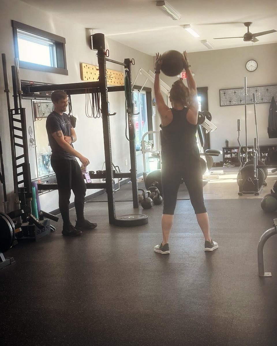 Shout out to Melissa, shown here in a private session with @claykees, down 30lbs!!!

Heading into this summer FEELING GOOD!!!!

Get your FEEL GOOD on&hellip;..sign up for small group or private sessions at:

www.5thRowlifting.com

#lift 
#firststeps2