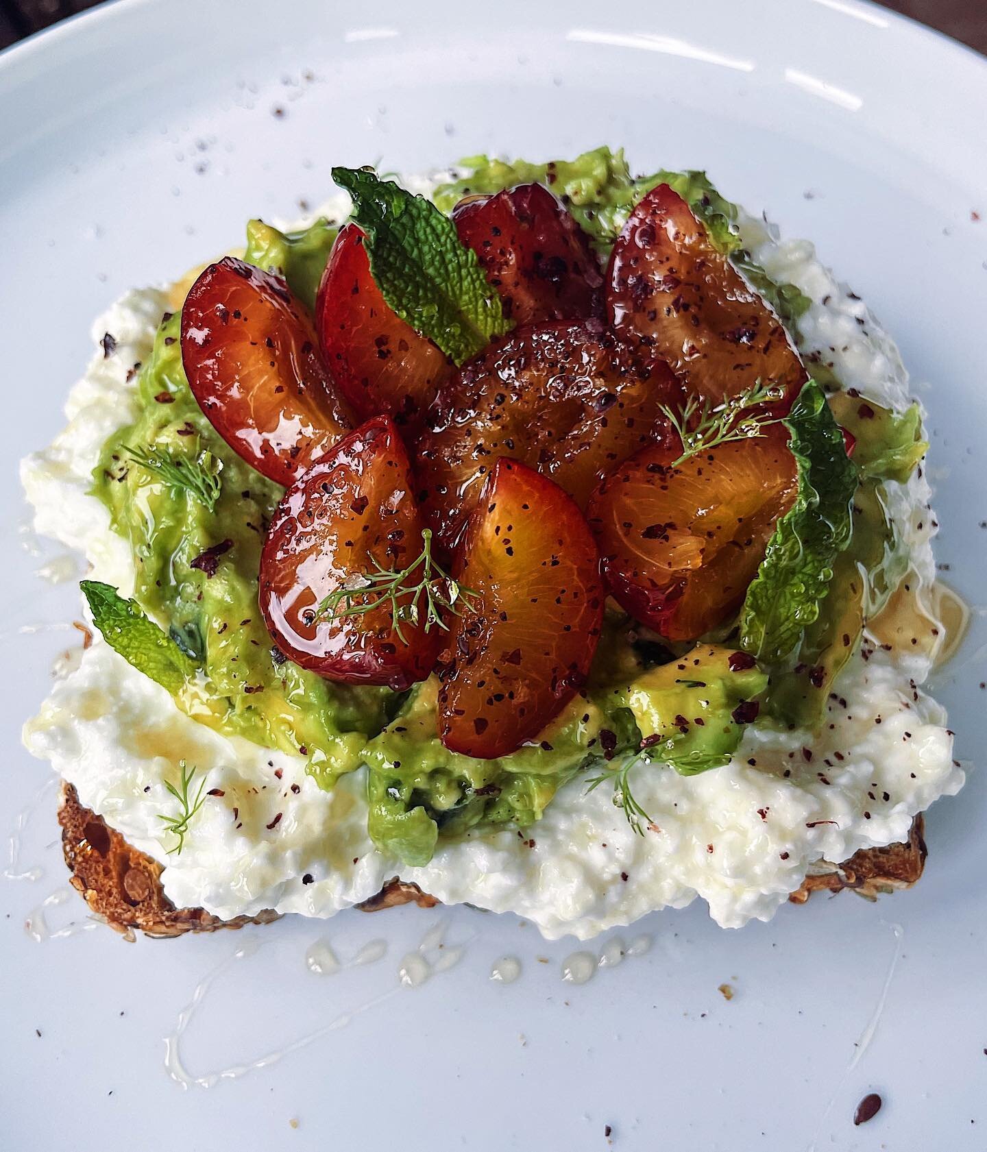 fruit 🤝 cottage cheese 

excellent on its own, but have you tried it on toast?? Here are a few of my favorite sweet &amp; savory combos 🥰

- plums &amp; avo with mint, sumac, &amp; honey 
- blueberries &amp; avo with dill, cracked pepper, balsamic 