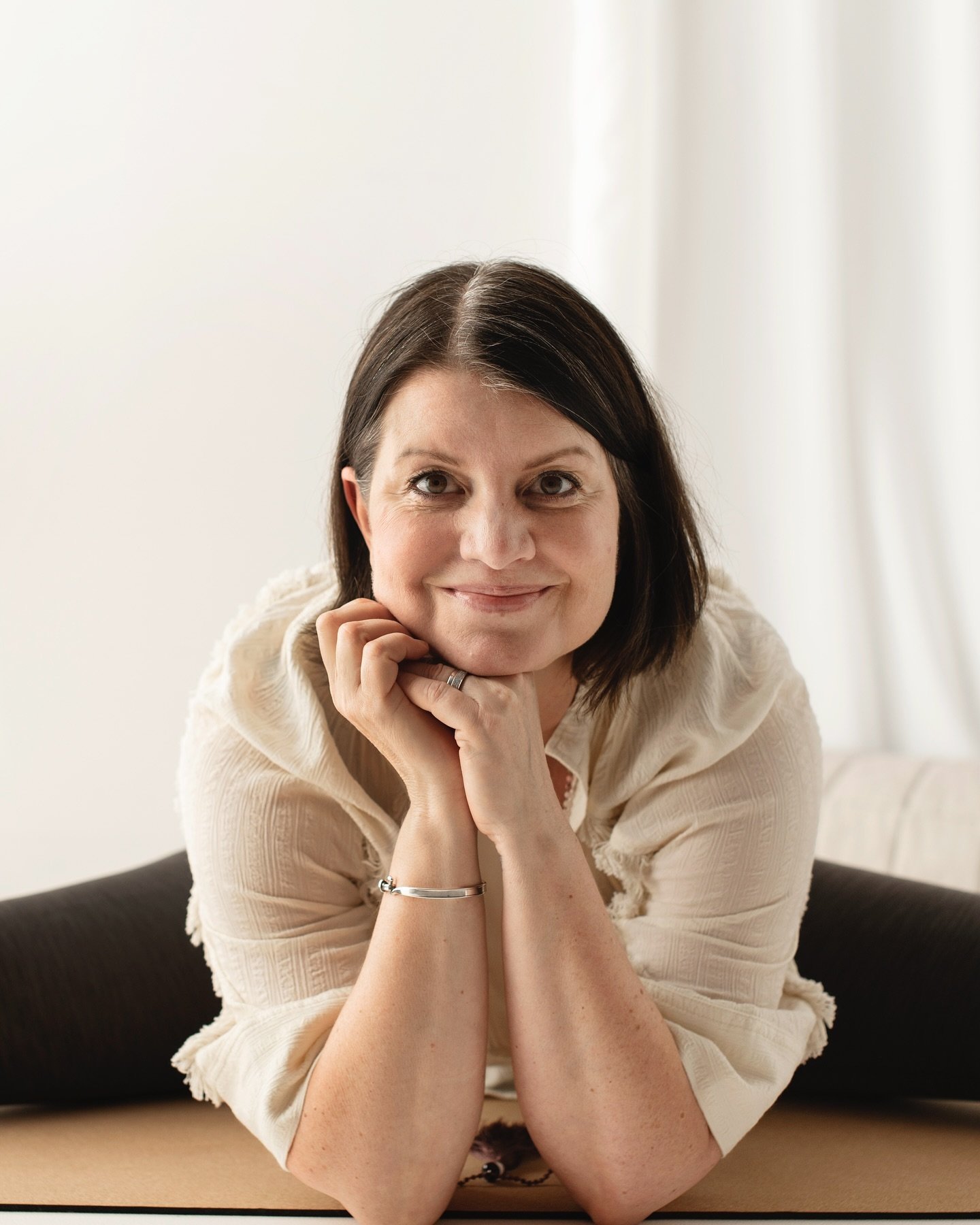 YIN YOGA MAGIC - vej til indre ro ✨

Yoga betyder meget for mig. Det var min redning, da jeg gik ned med stress. At v&aelig;re i stilhed var en stor udfordring til min alt for travlt sind, men nu er det en daglige ritual og en fantastik m&aring;de at