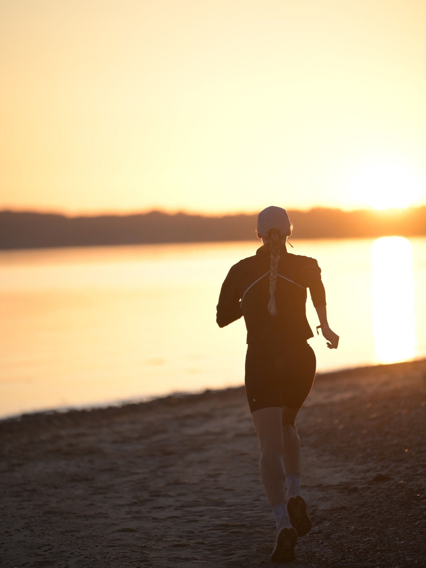 FRIHED ✨ 

Vi finder det p&aring; forskellige m&aring;de. Men det vigtigste er at finde den i sin indre. N&aring;r din sind er fri alt er muligt ✨

P&aring; en smukke og varme aften m&oslash;des vi p&aring; en strand. Lyset var fantastisk og billeder