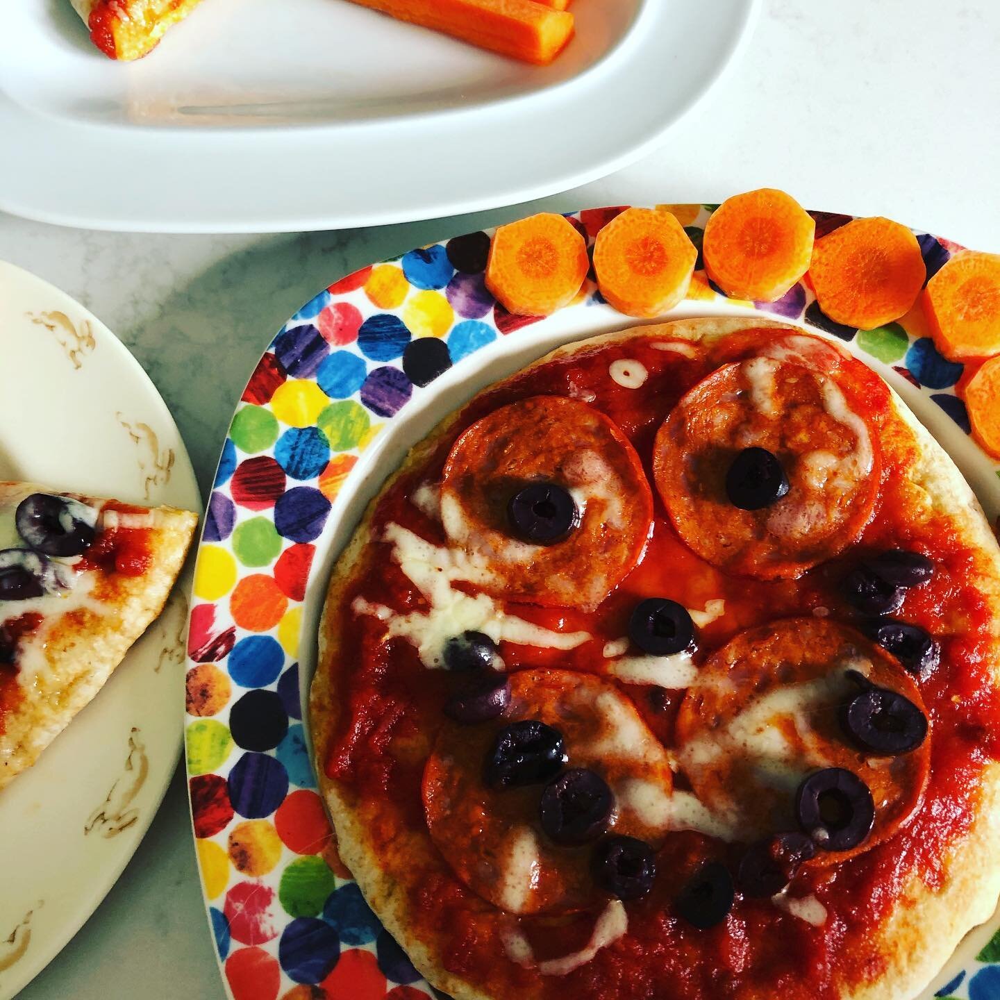 Most popular lunch around here. The kids love putting the toppings on their own pizzas and there&rsquo;s always a happy face in the bunch! 🤣 Happy Wednesday! #pitapizzaparty #virtualschoollunchbreak #kidslunch #lunchtime #pizzatime #happytummies