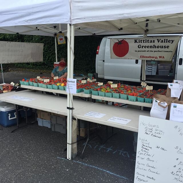 Here is a quiet moment before the rush of shoppers comes in. Preorder using the tomatolady link in our bio to avoid the long line. #bellevuefarmersmarket #columbiacityfarmersmarket #universitydistrictfarmersmarket #westseattlefarmersmarket