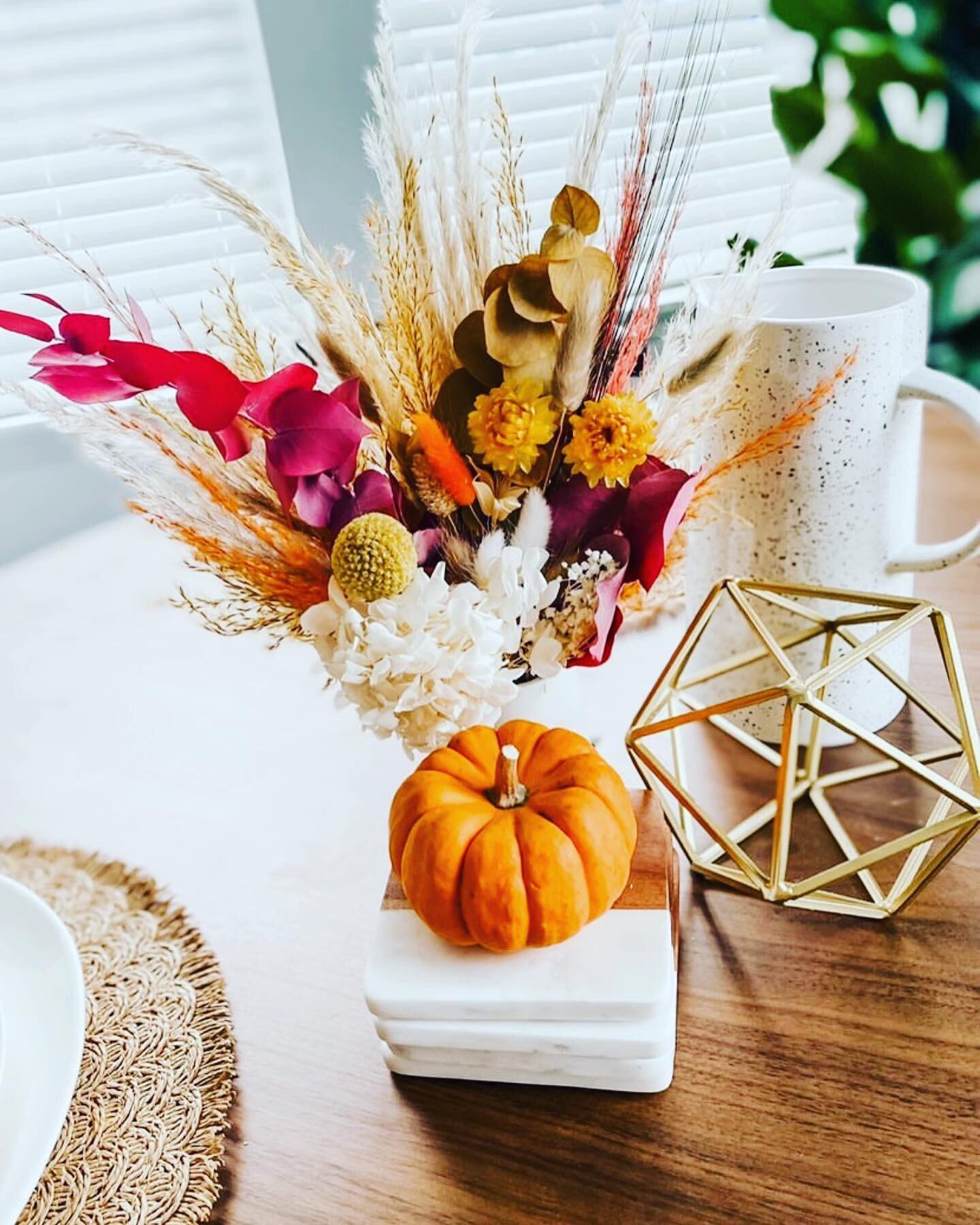 Fall Posies now available !! 🤎🍁

The perfect fall accent for any room and a great gift idea. 

Available with or without the vase. 🍁🍂

#fallflowers #hellofall #fallhomedecor #fallvibes #falldriedflowers #pampas #bohofall