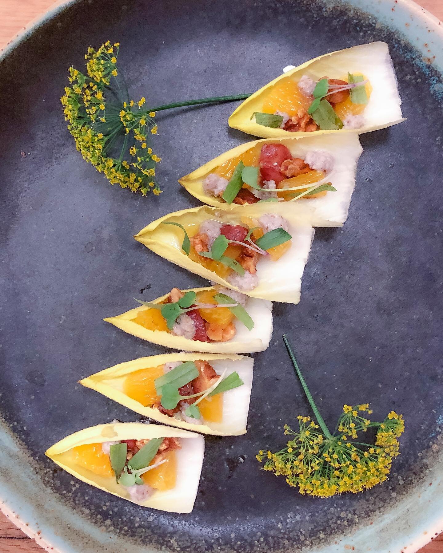 Endive with roasted grapes, toasted walnuts, orange segments, tarragon, and a tahini and walnut dressing. 

Delicious vegan one bite canap&eacute; @home_grown_meals 

📸: @aldisjoi 
🍽: @caracaraorange 

#vegan #events #canapes #horsdoeuvres #light #