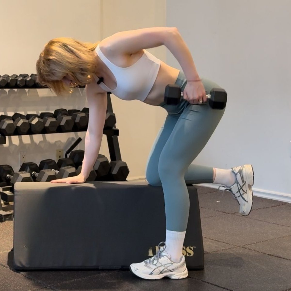 Как правильно выполнять тягу гантели одной рукой в наклоне