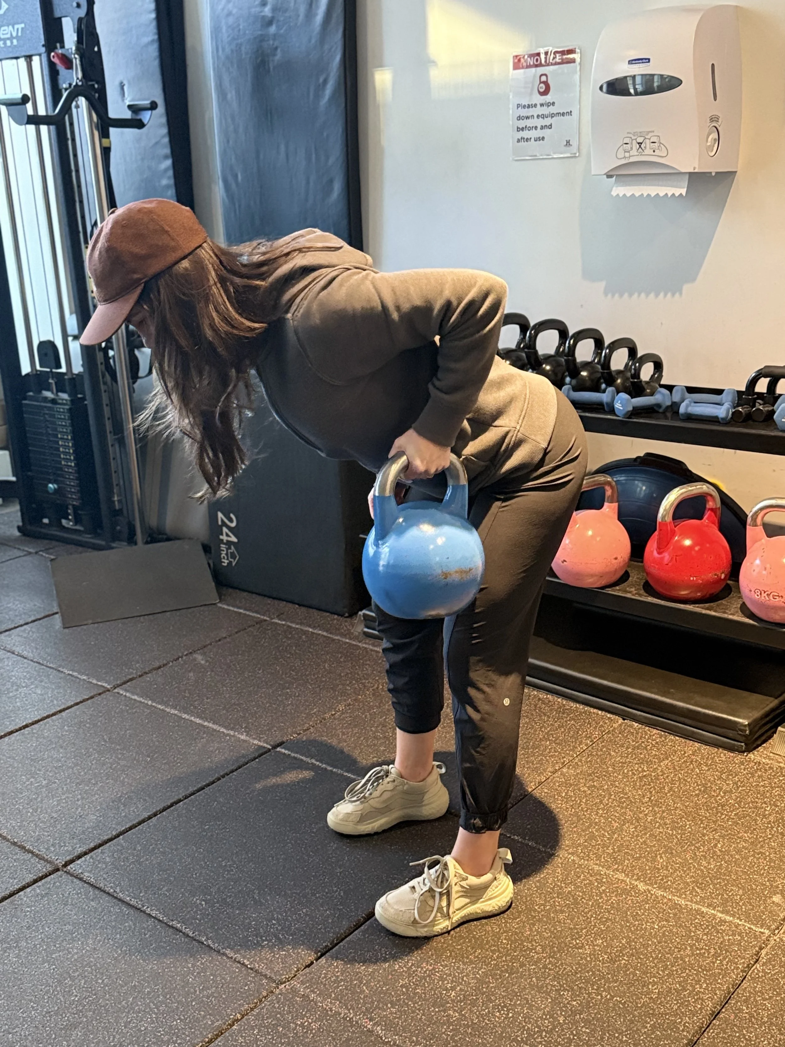 personal trainer vienna performing a row