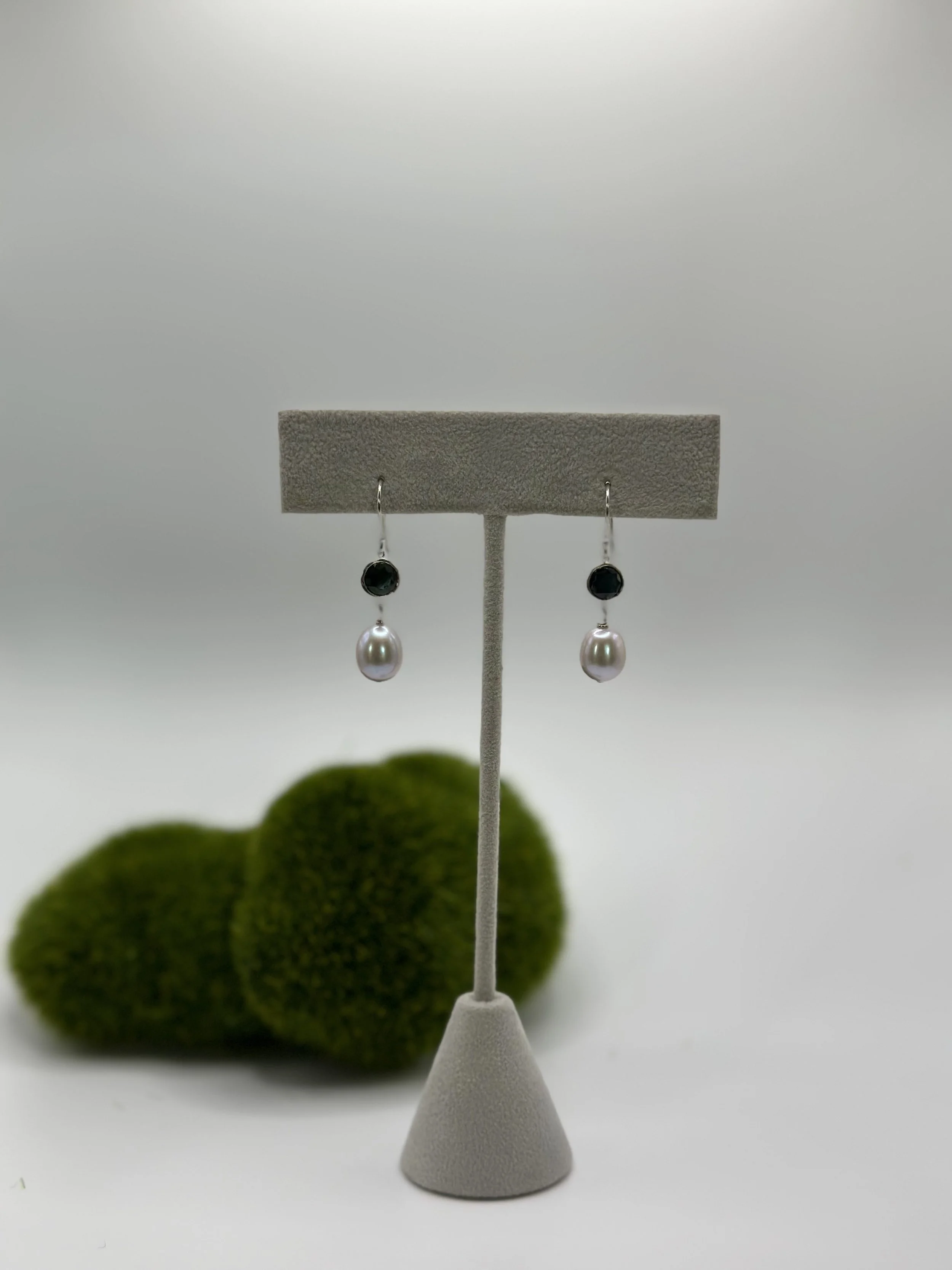Round sapphire and grey pearl earrings