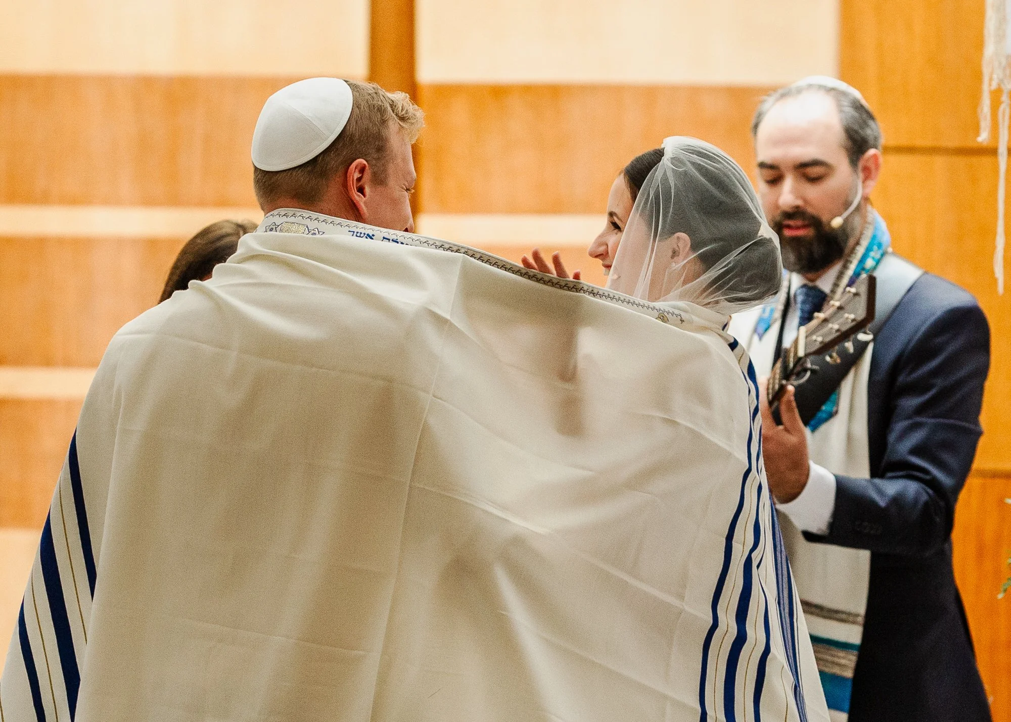 Sarah and Owen during their Jewish wedding ceremony at Temple Shir Shalom