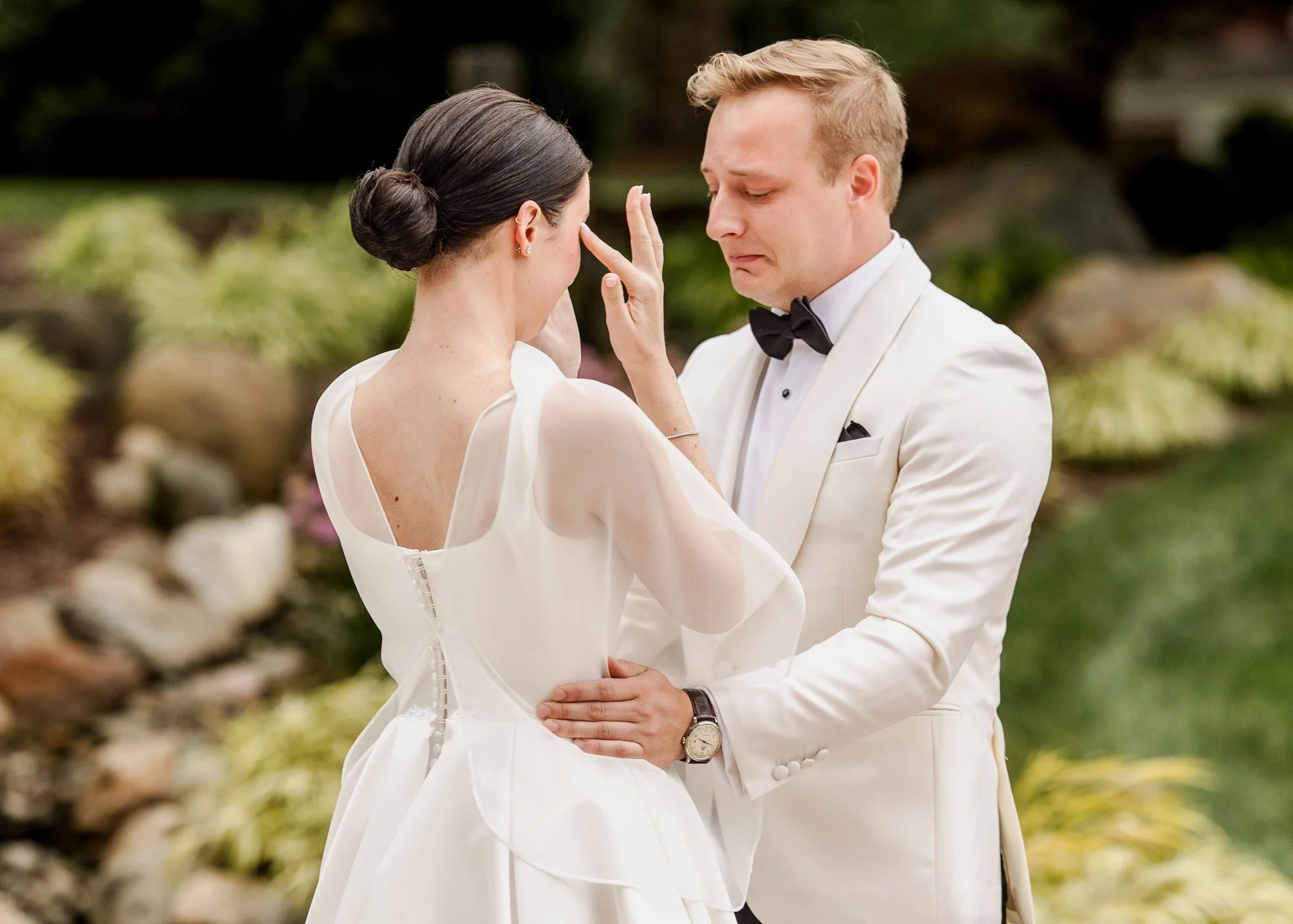 temple-shir-shalom.jpg Owen reacting as he sees Sarah during their first look