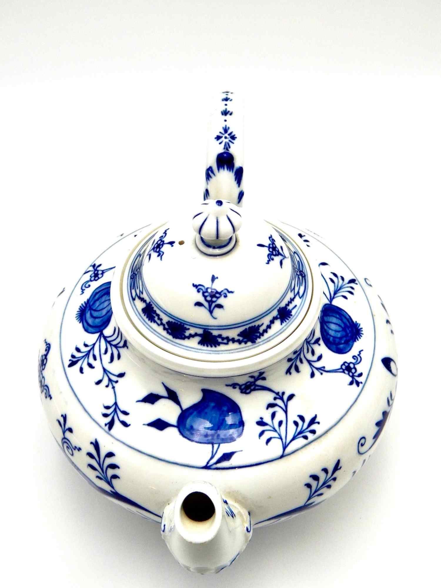 blue-onion-crossed-sword-meissen-teapot-above.jpg
