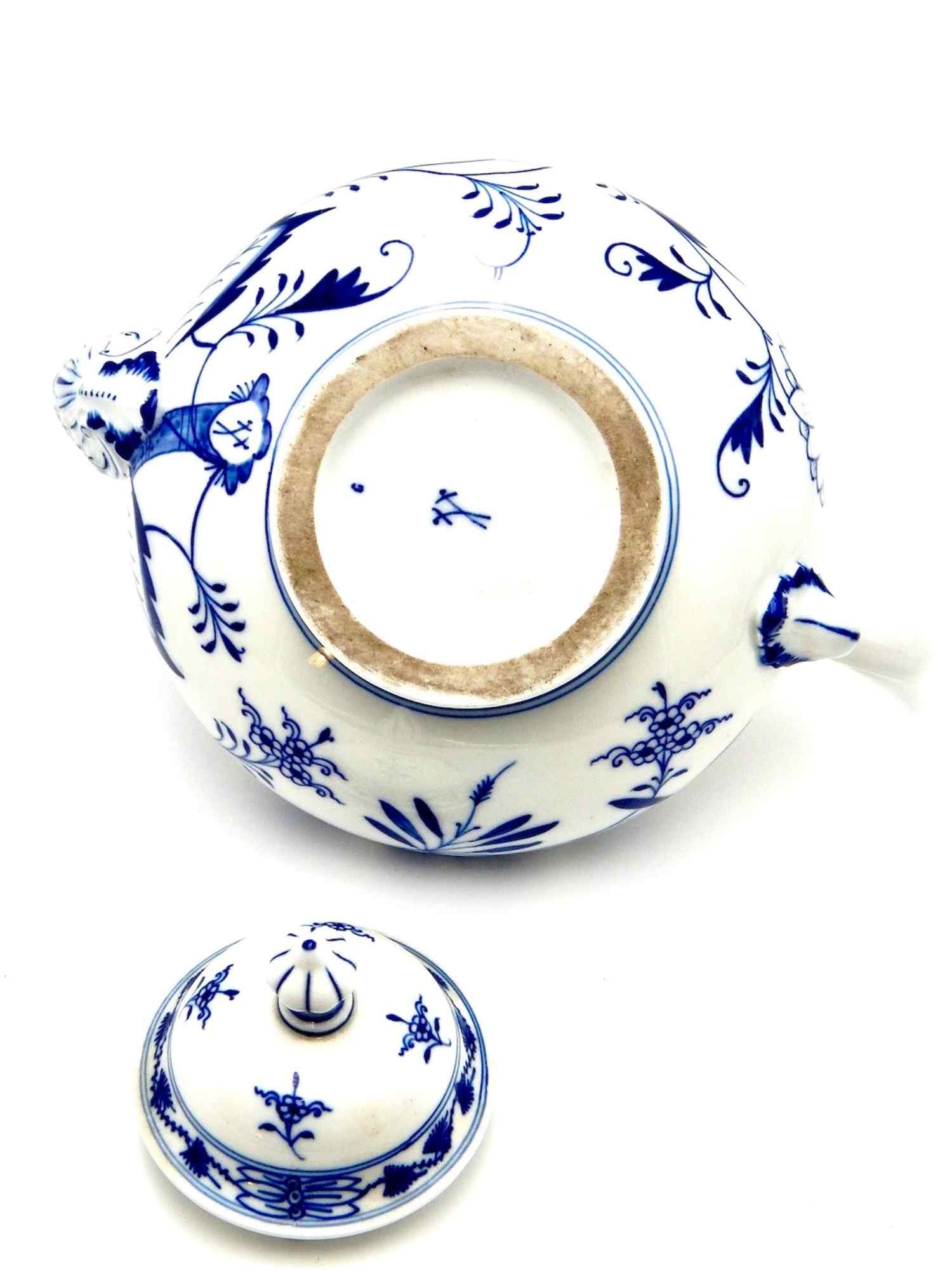 blue-onion-crossed-sword-meissen-teapot-bottom.jpg