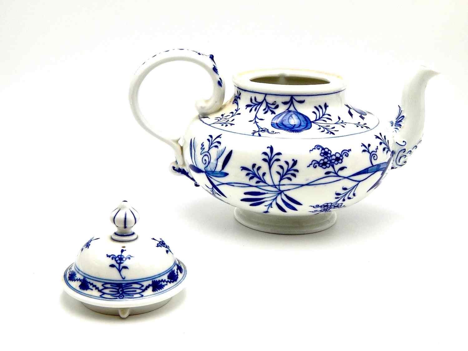 blue-onion-crossed-sword-meissen-teapot-feature-landscape.jpg