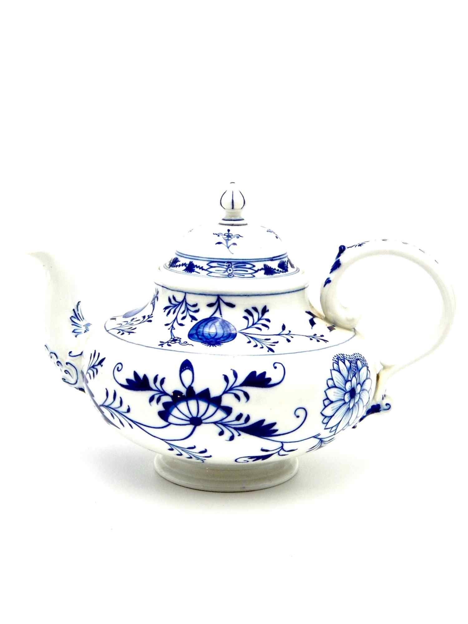 blue-onion-crossed-sword-meissen-teapot-fancy.jpg